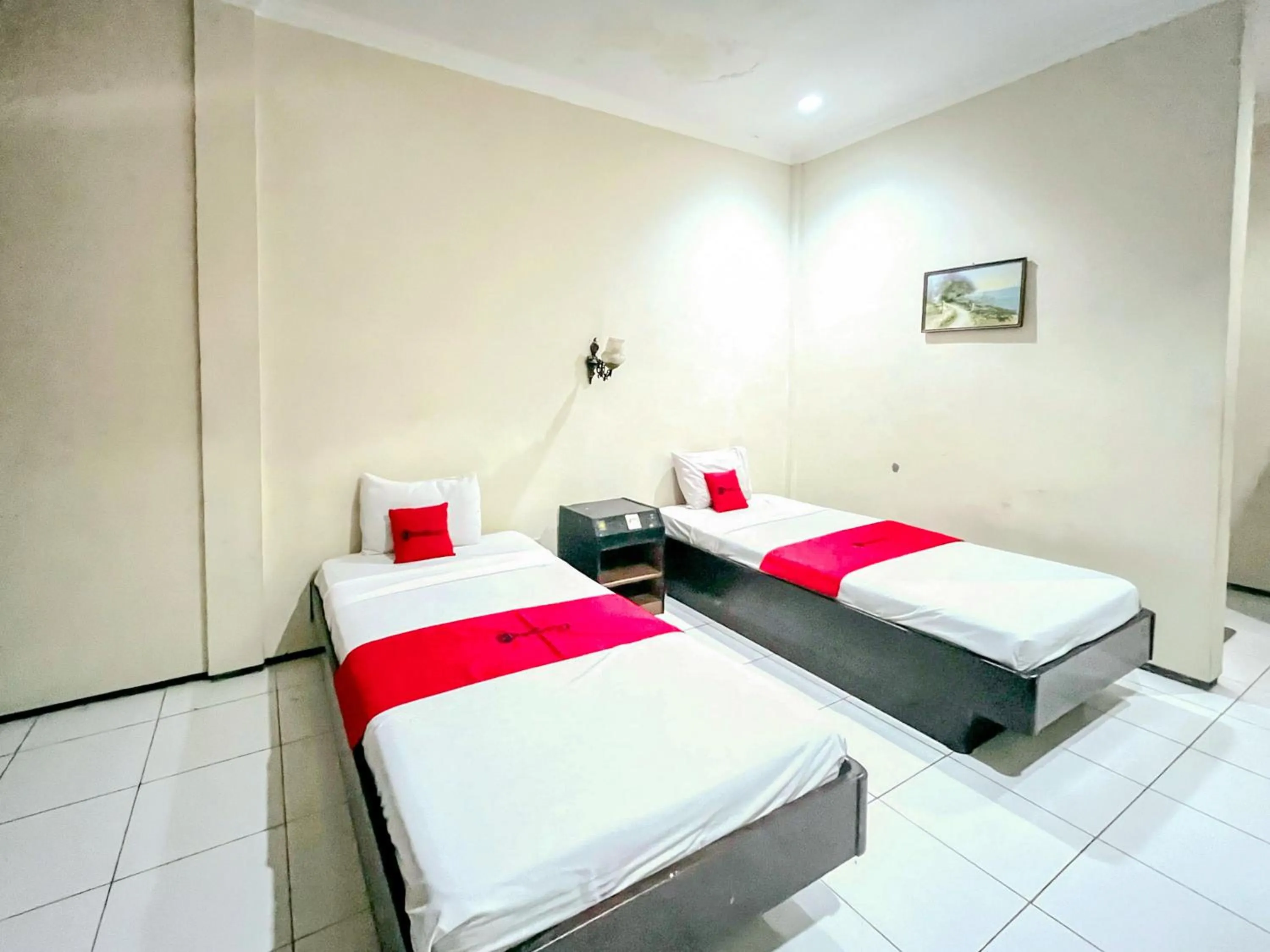 Bedroom, Bed in RedDoorz at Hotel Tampiarto Probolinggo Jawa Timur