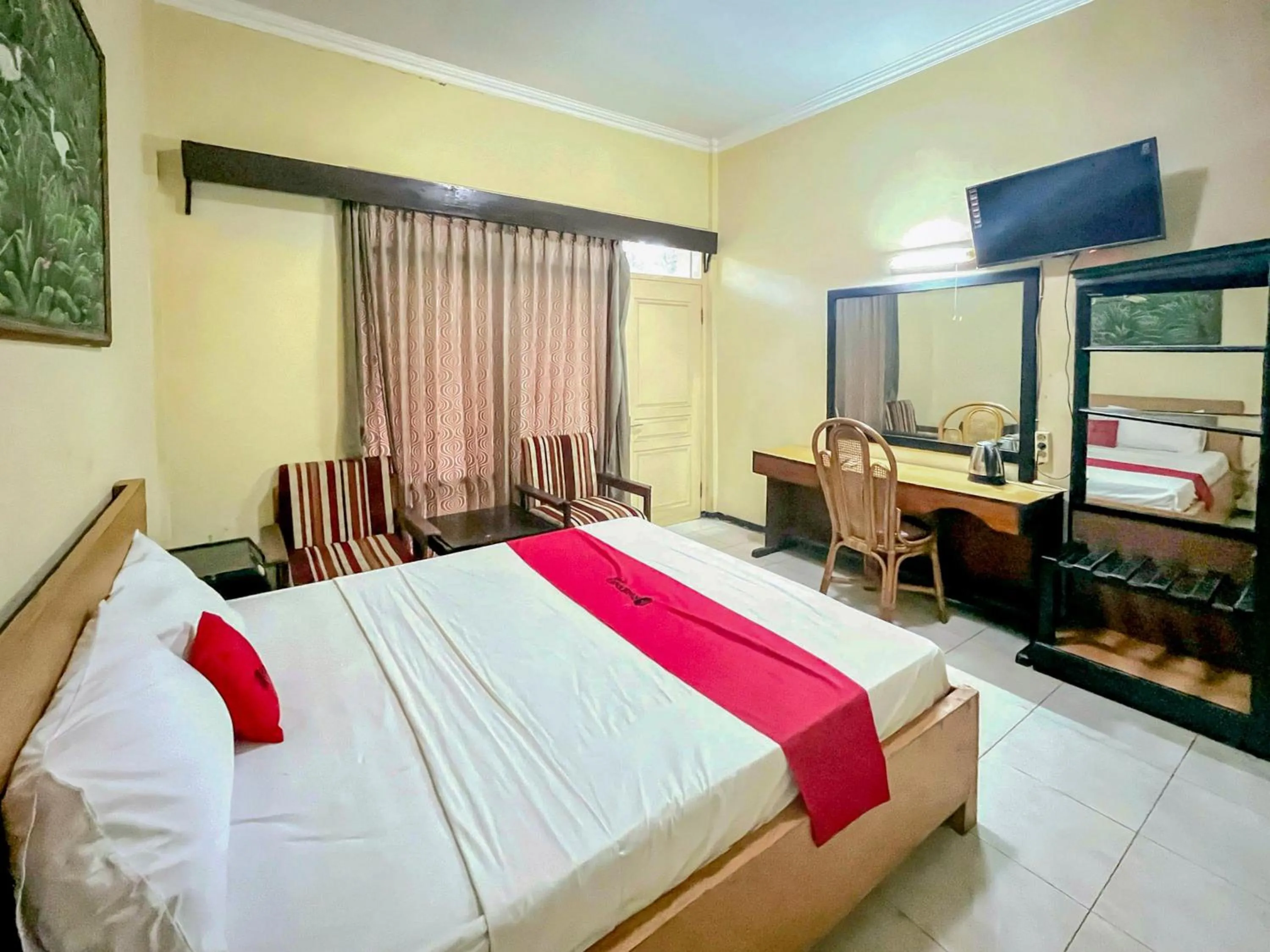 Bedroom, Bed in RedDoorz at Hotel Tampiarto Probolinggo Jawa Timur