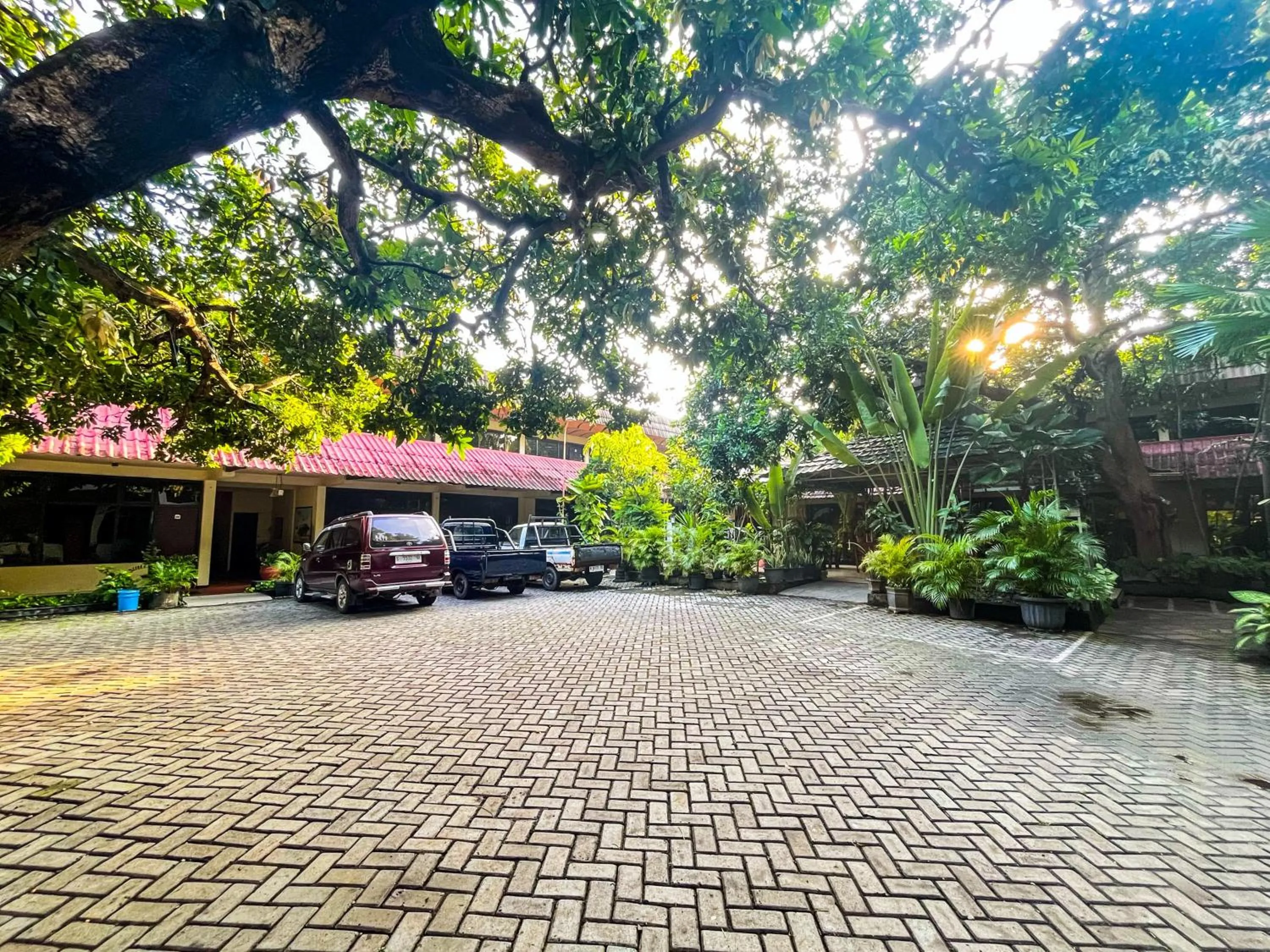 Parking in RedDoorz at Hotel Tampiarto Probolinggo Jawa Timur