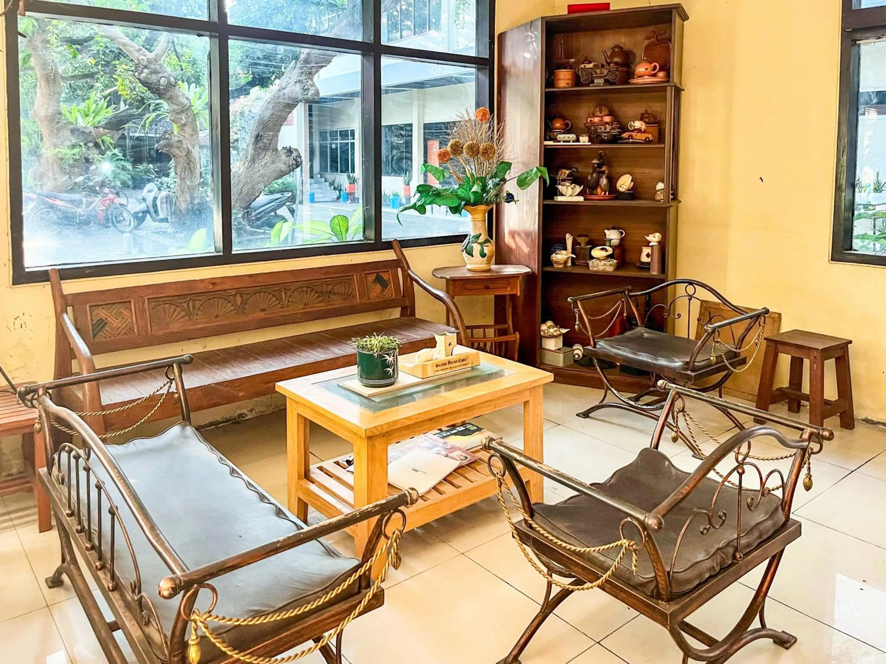 Seating area in RedDoorz at Hotel Tampiarto Probolinggo Jawa Timur
