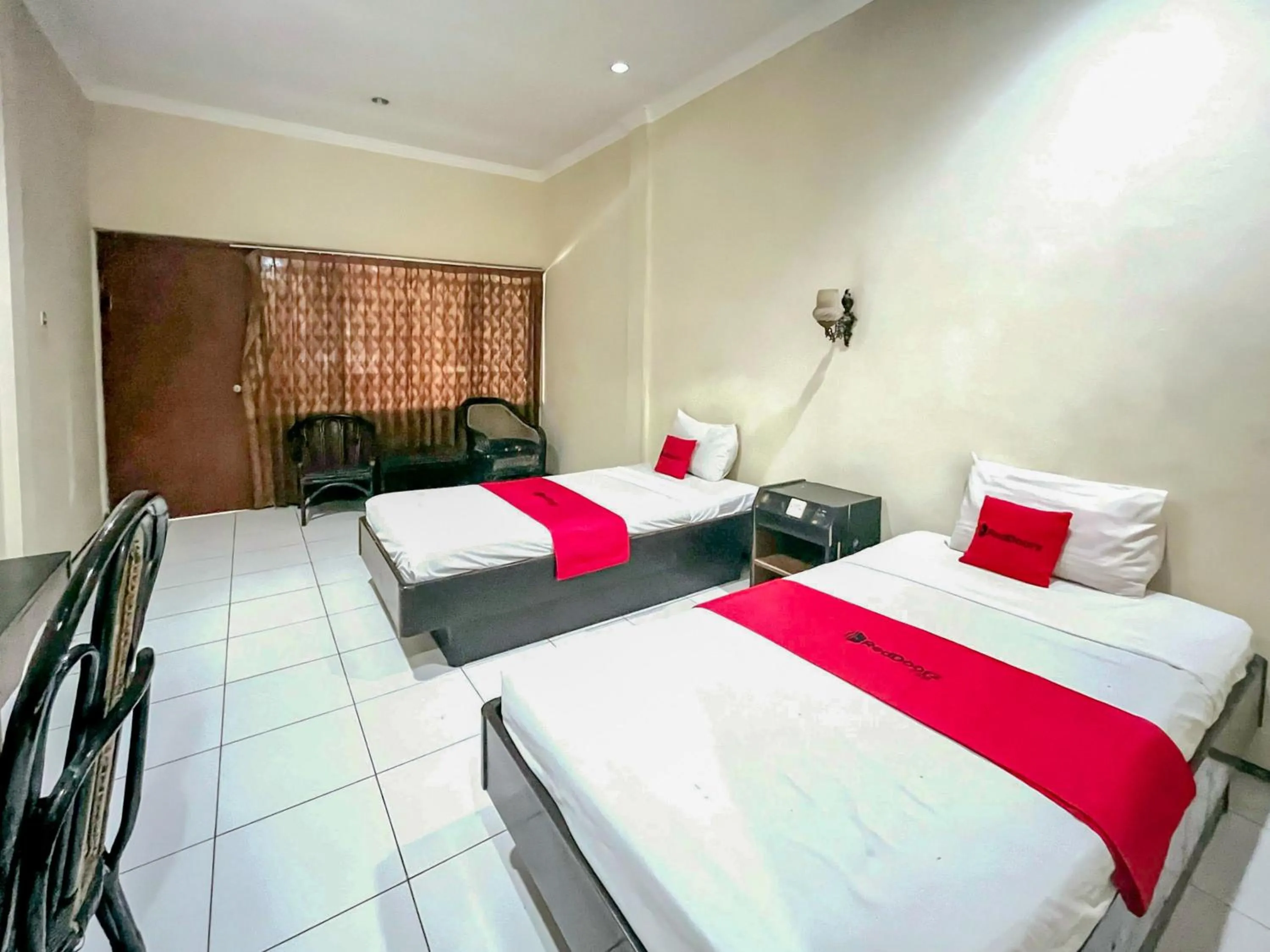 Bedroom, Bed in RedDoorz at Hotel Tampiarto Probolinggo Jawa Timur