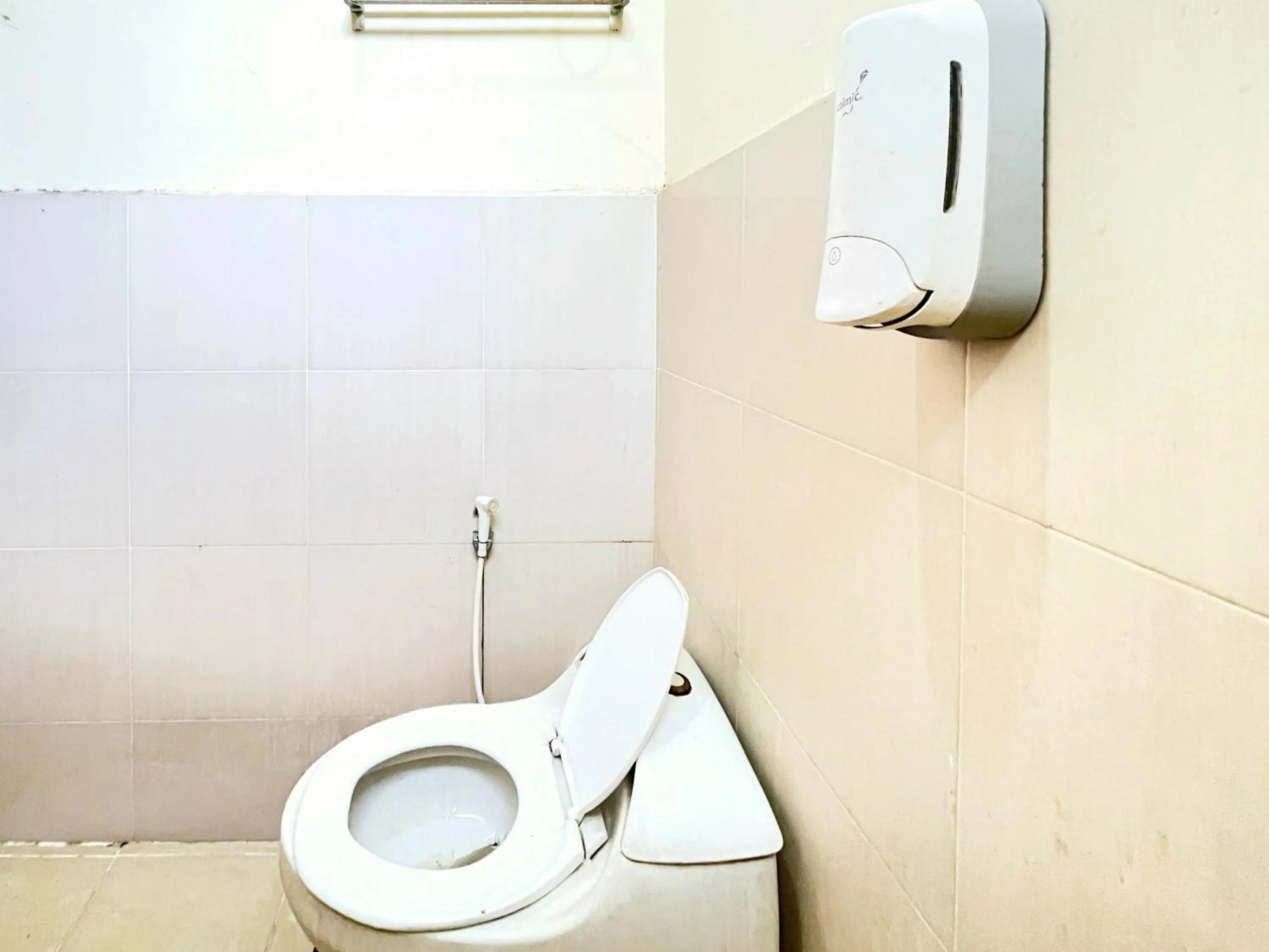 Bathroom in RedDoorz at Hotel Tampiarto Probolinggo Jawa Timur