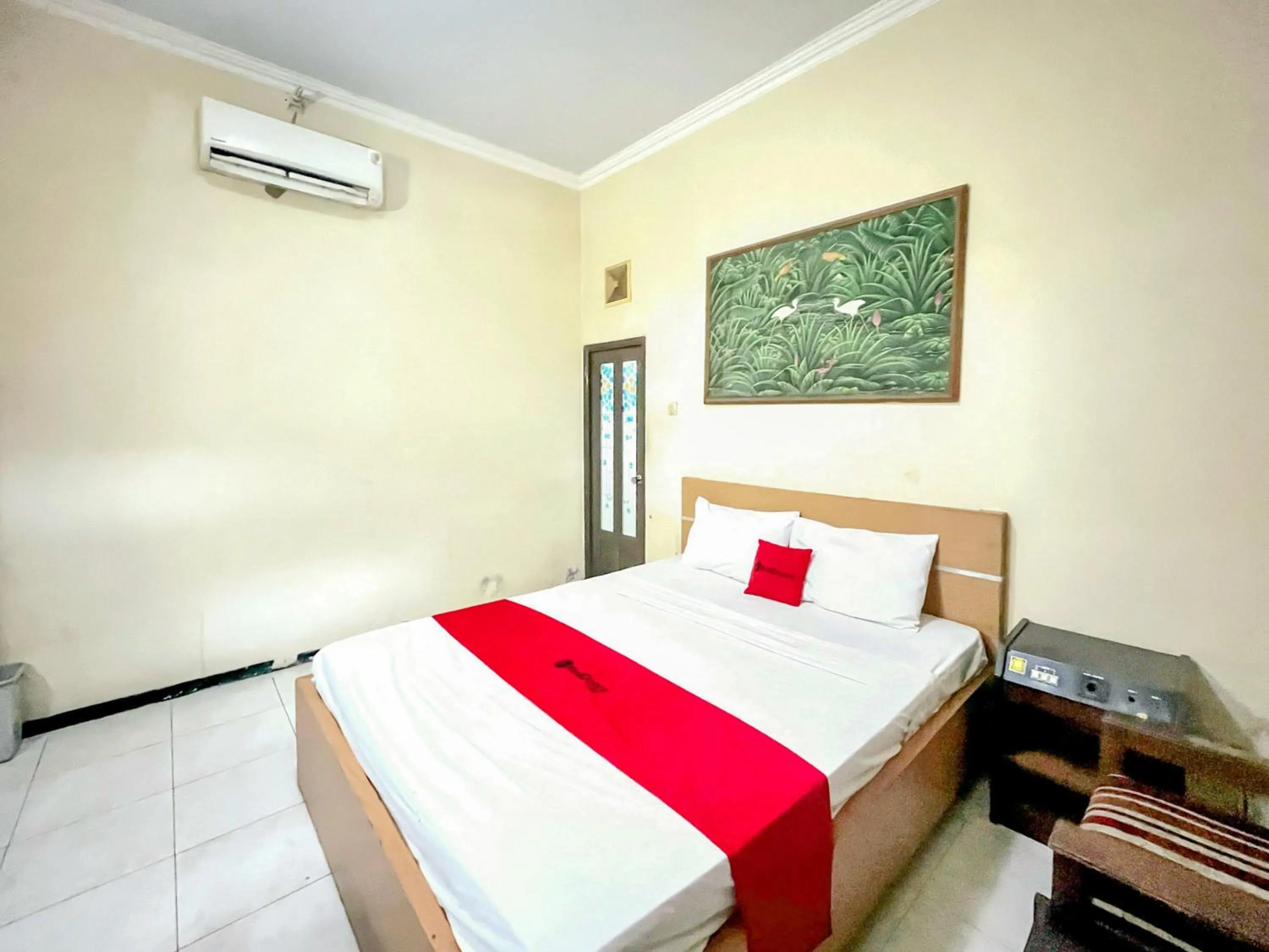 Bedroom, Bed in RedDoorz at Hotel Tampiarto Probolinggo Jawa Timur