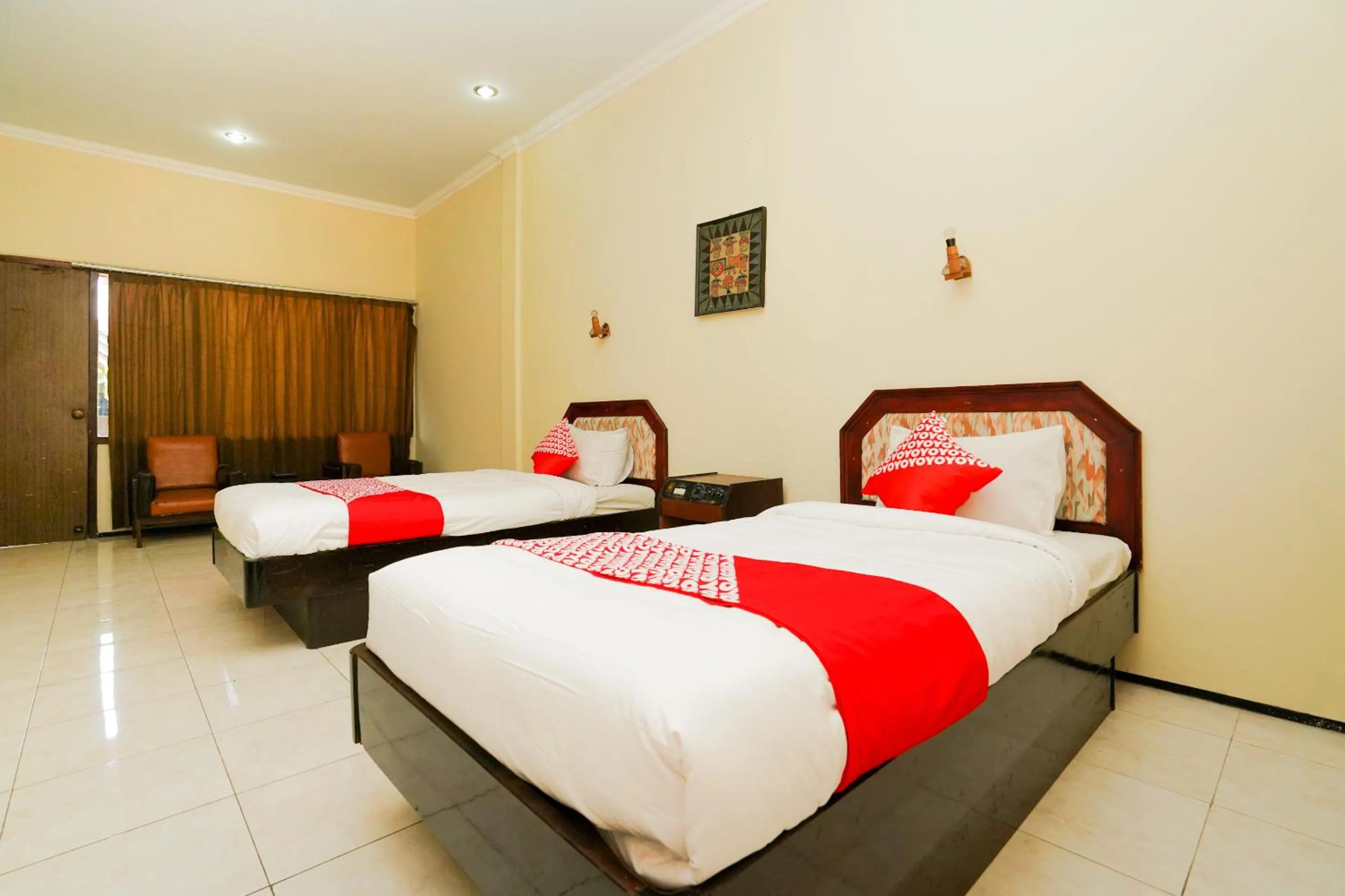 Standard Twin Room in RedDoorz at Hotel Tampiarto Probolinggo Jawa Timur