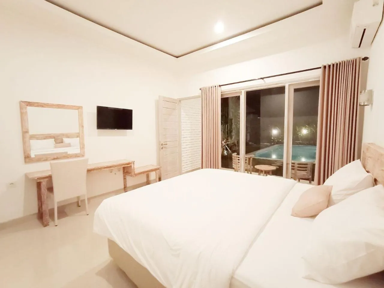 Photo of the whole room, Bed in Berawa Dini Guesthouse