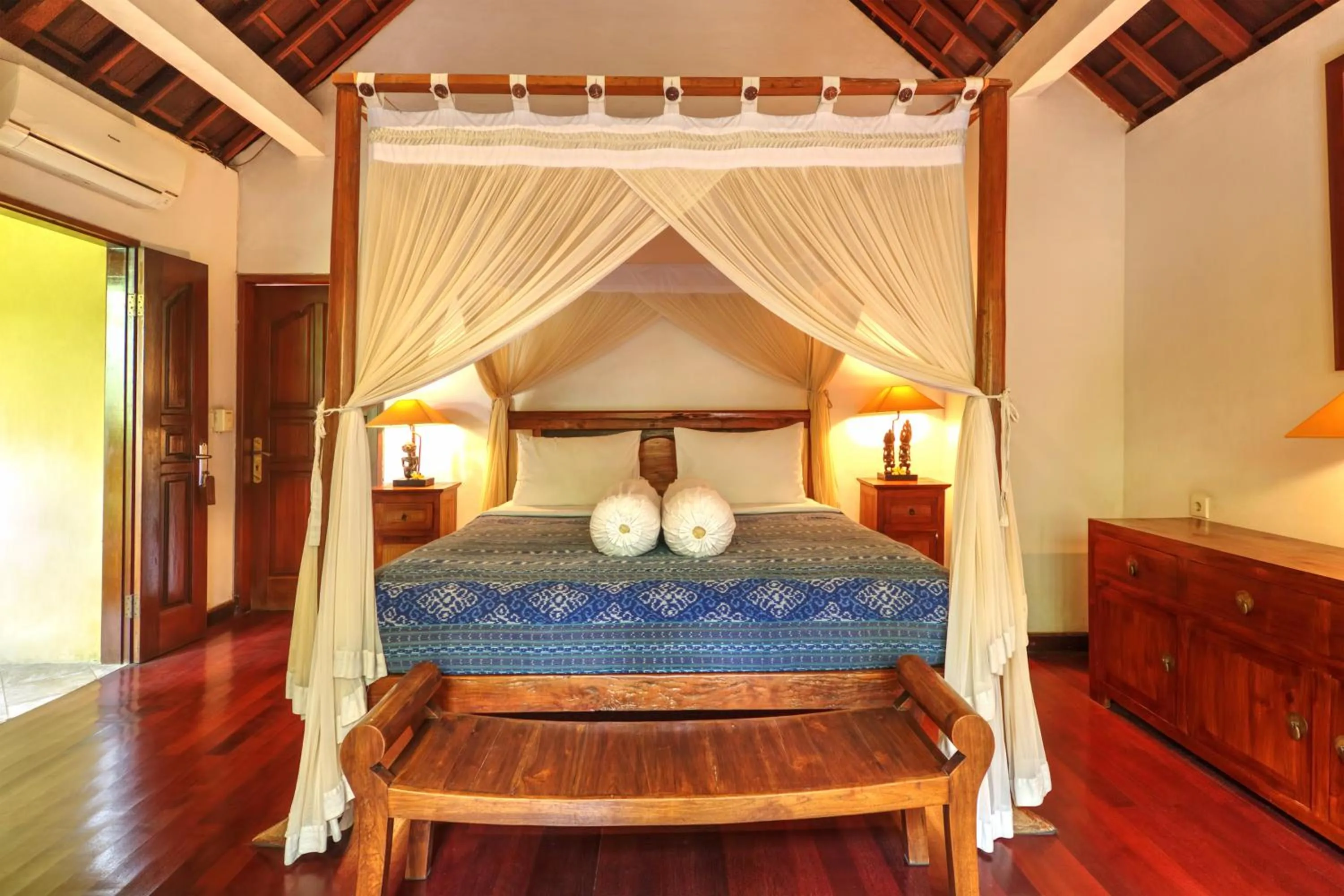 Bedroom, Bed in Villa Plawa Asri