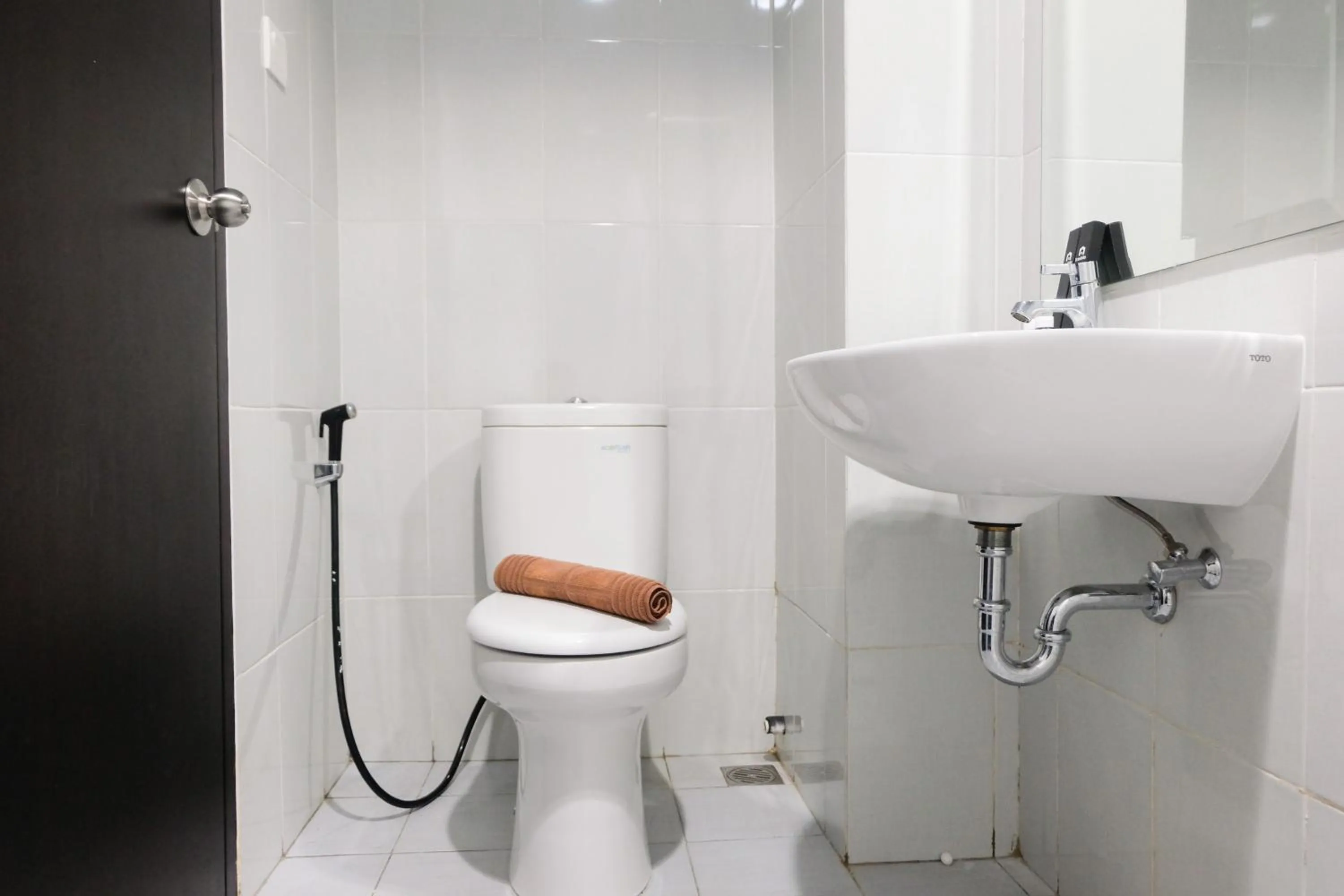 Bathroom in Cozy and Compact Casa De Parco Studio Apartment By Travelio