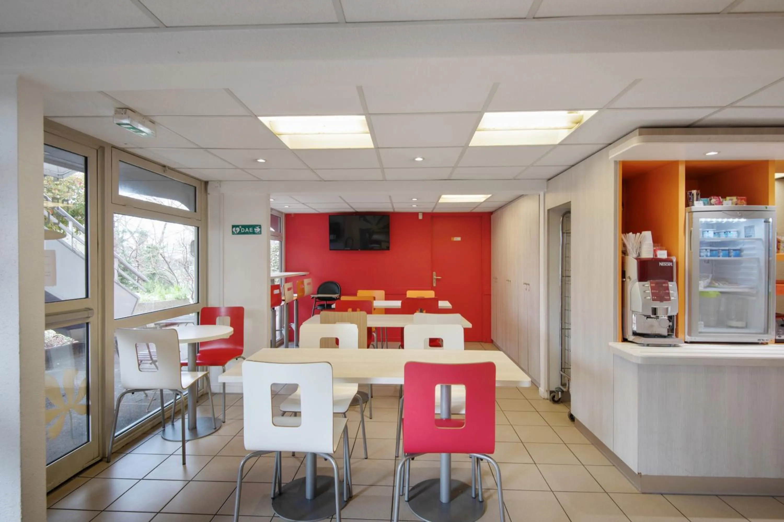 Dining area in Premiere Classe Lyon Est - Bron Eurexpo