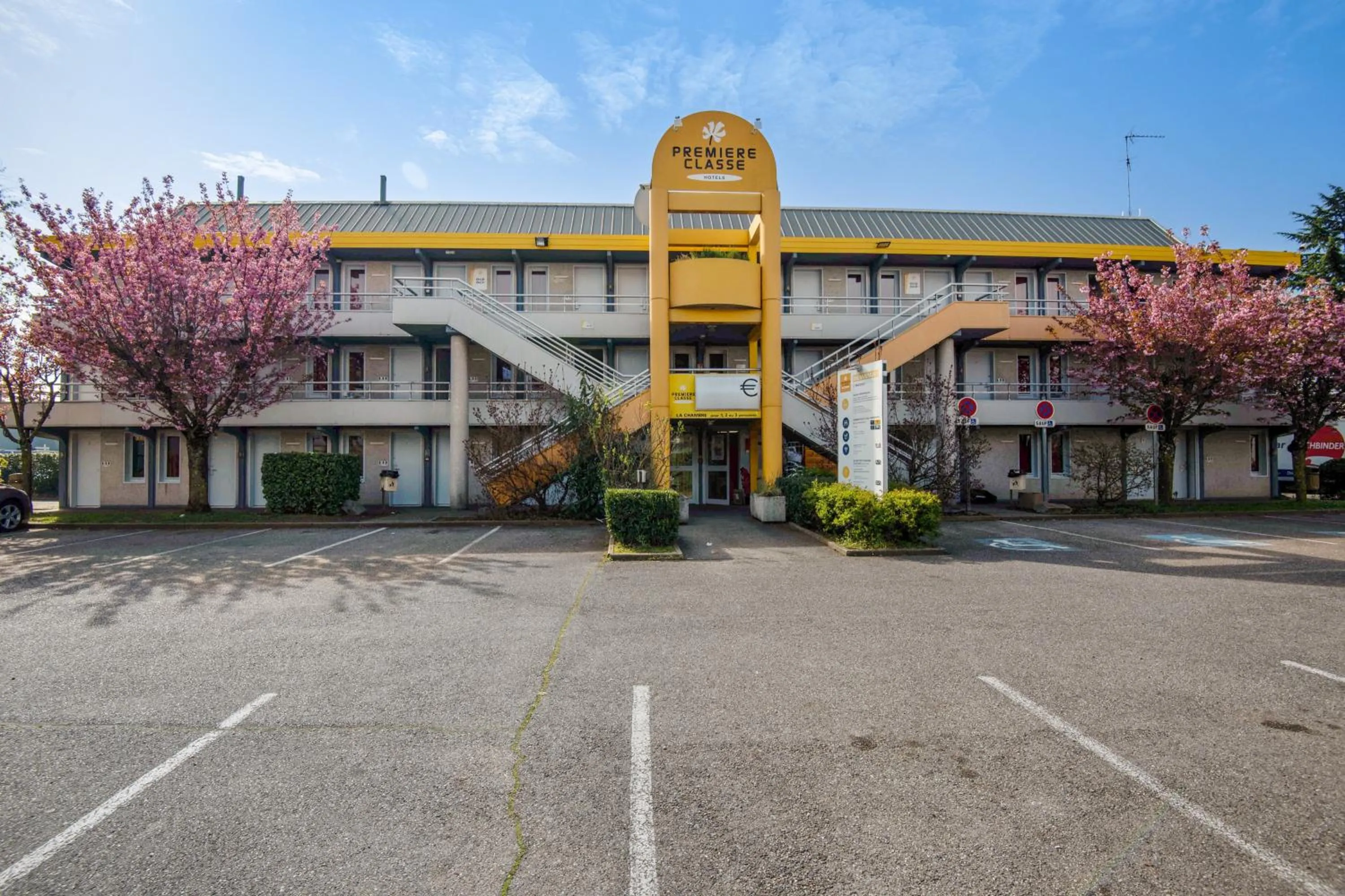 Facade/entrance in Premiere Classe Lyon Est - Bron Eurexpo