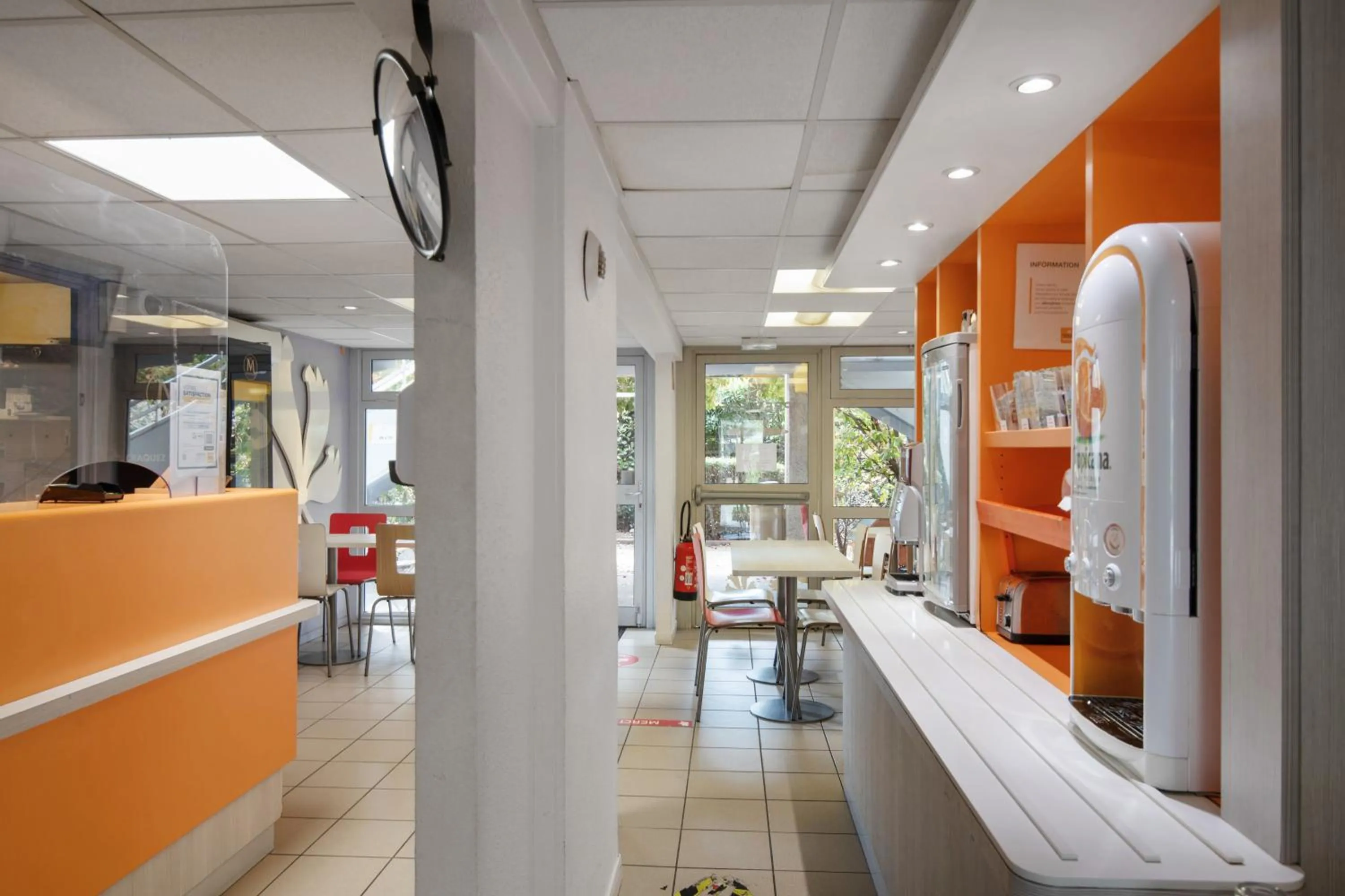 Lobby or reception in Premiere Classe Lyon Est - Bron Eurexpo