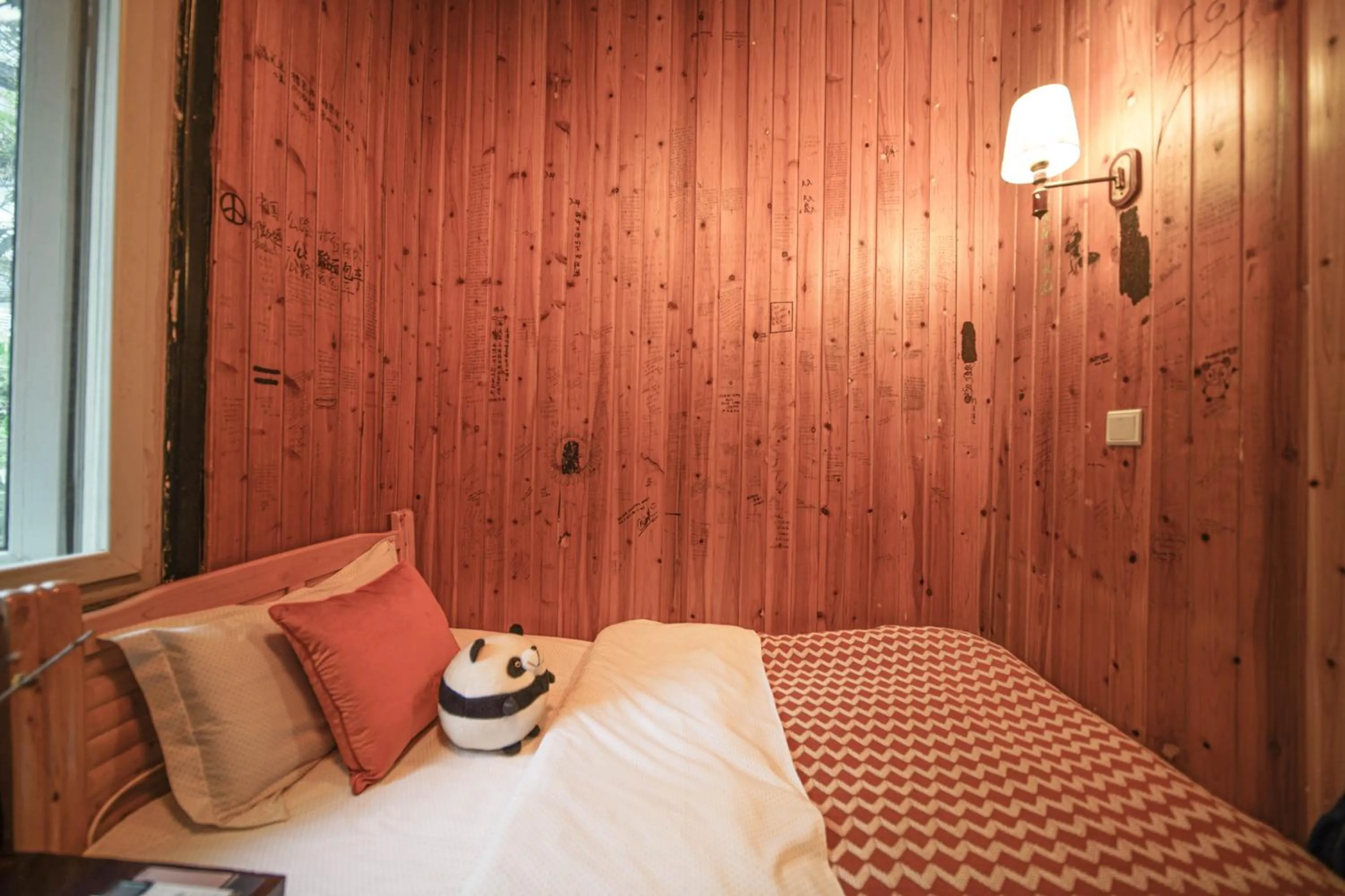 Bedroom, Bed in Chengdu Mix Hostel - Next To Wenshu Monastery - Sichuan Style Chill & Social Courtyard House - Free Activities - Friendly English Speaking Staff - Tibet, Panda, Buddha & Snow Mountain Tours