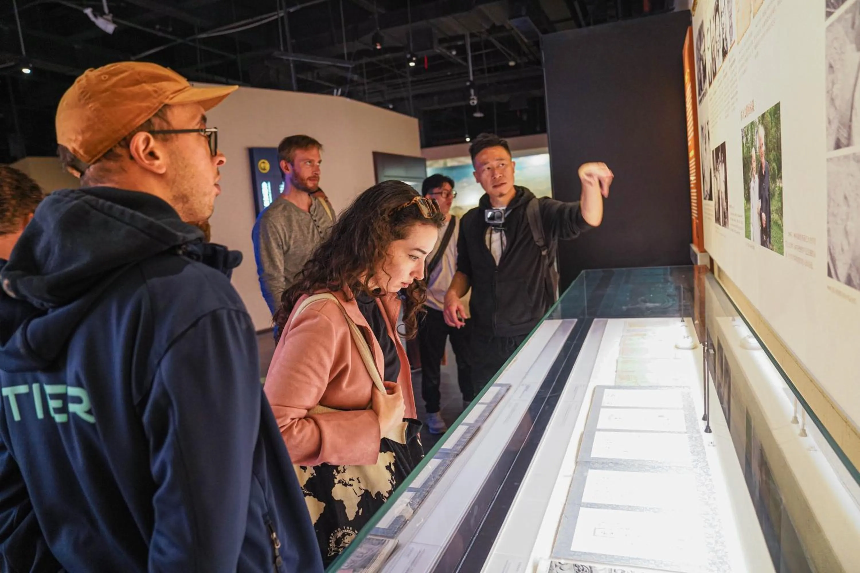 Hiking in Chengdu Mix Hostel - Next To Wenshu Monastery - Sichuan Style Chill & Social Courtyard House - Free Activities - Friendly English Speaking Staff - Tibet, Panda, Buddha & Snow Mountain Tours