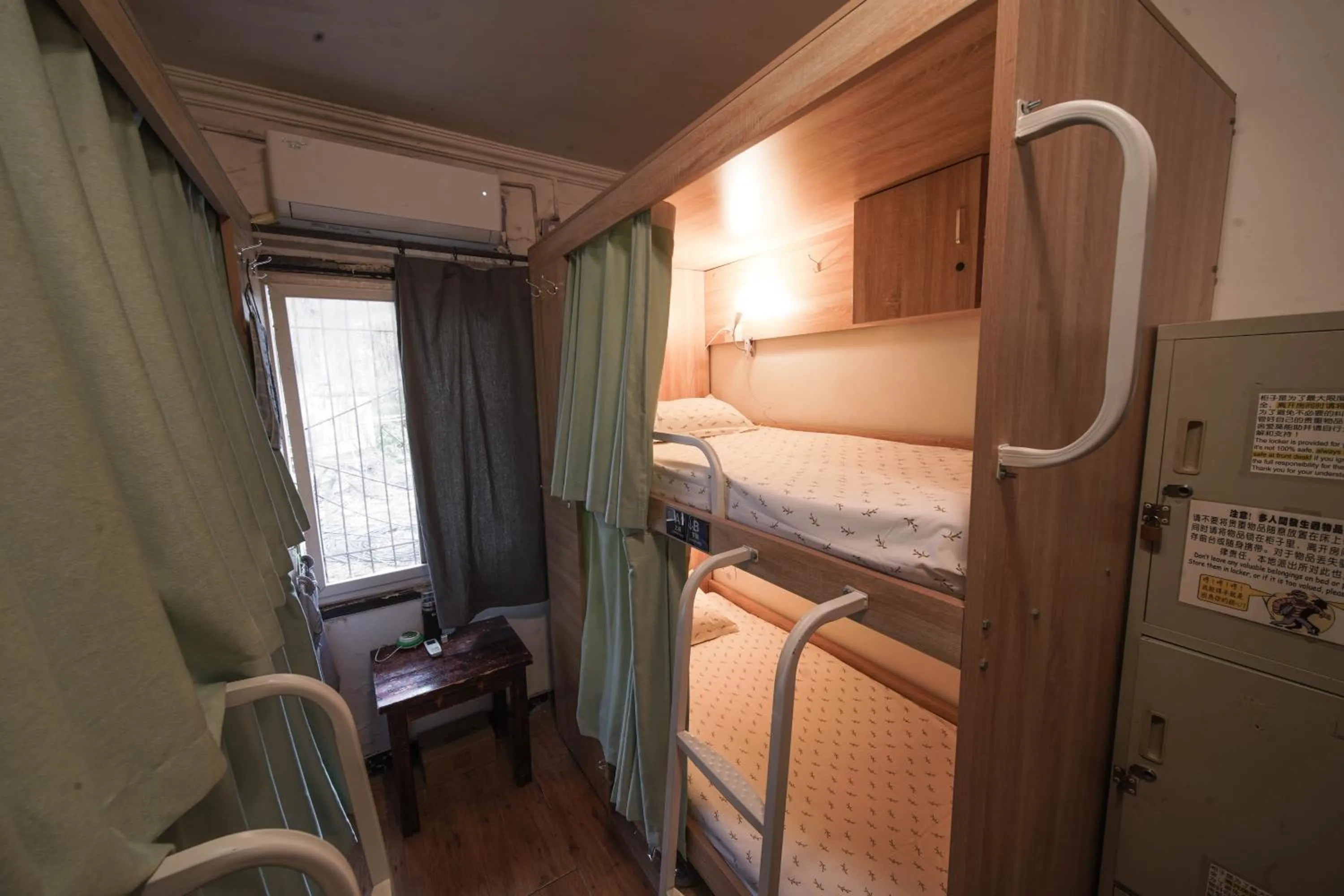bunk bed, Bed in Chengdu Mix Hostel - Next To Wenshu Monastery - Sichuan Style Chill & Social Courtyard House - Free Activities - Friendly English Speaking Staff - Tibet, Panda, Buddha & Snow Mountain Tours