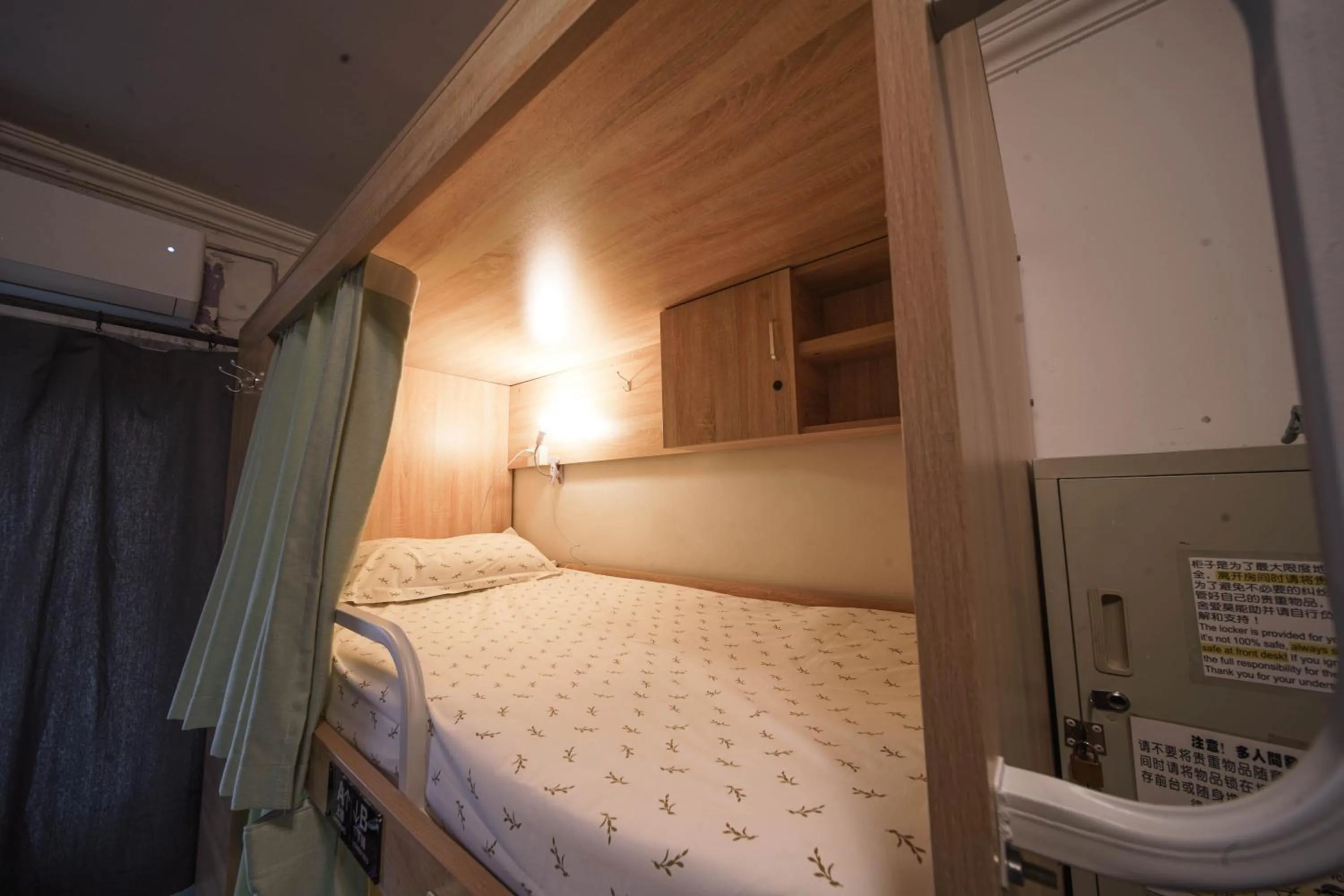 bunk bed, Bed in Chengdu Mix Hostel - Next To Wenshu Monastery - Sichuan Style Chill & Social Courtyard House - Free Activities - Friendly English Speaking Staff - Tibet, Panda, Buddha & Snow Mountain Tours