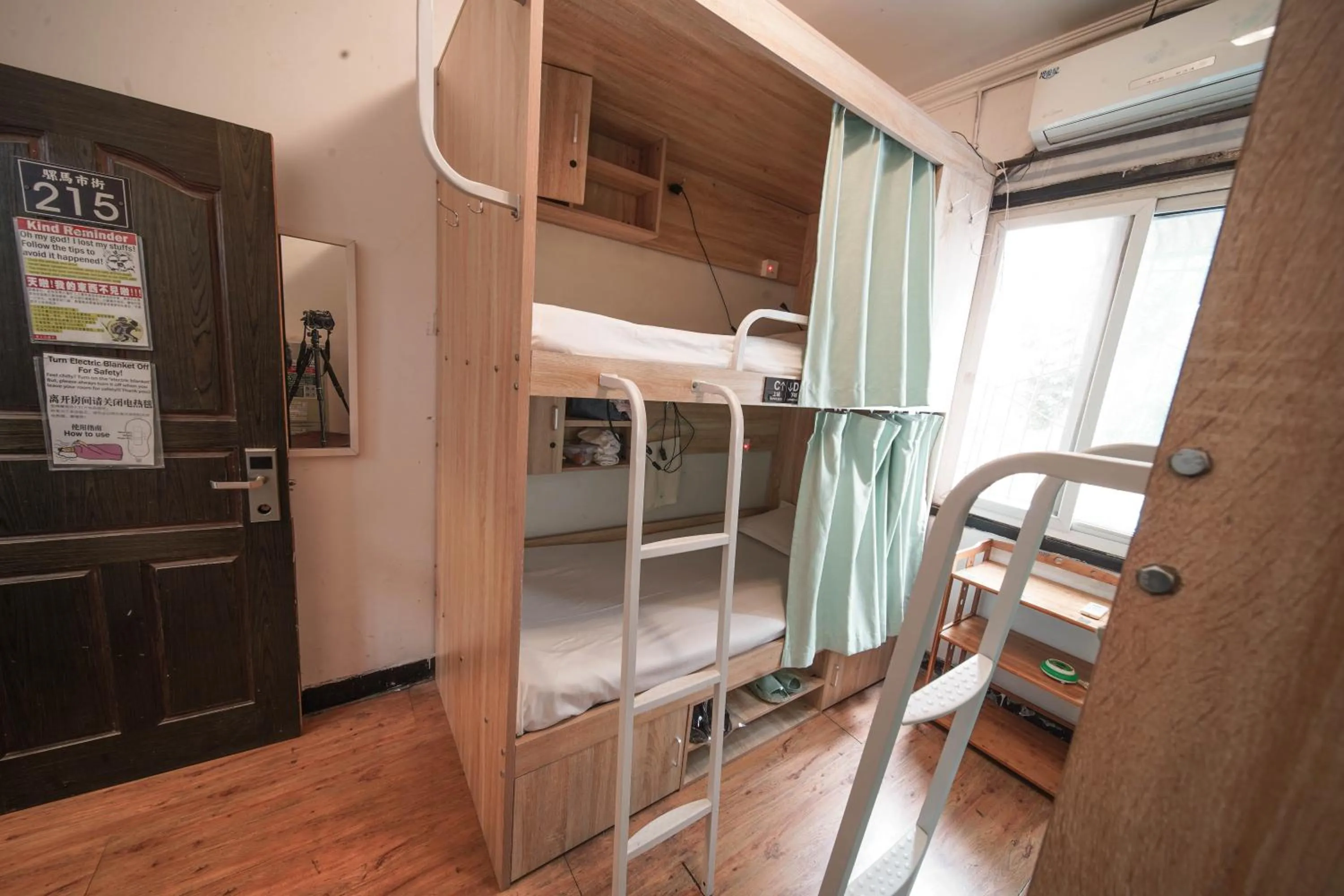bunk bed, Bed in Chengdu Mix Hostel - Next To Wenshu Monastery - Sichuan Style Chill & Social Courtyard House - Free Activities - Friendly English Speaking Staff - Tibet, Panda, Buddha & Snow Mountain Tours