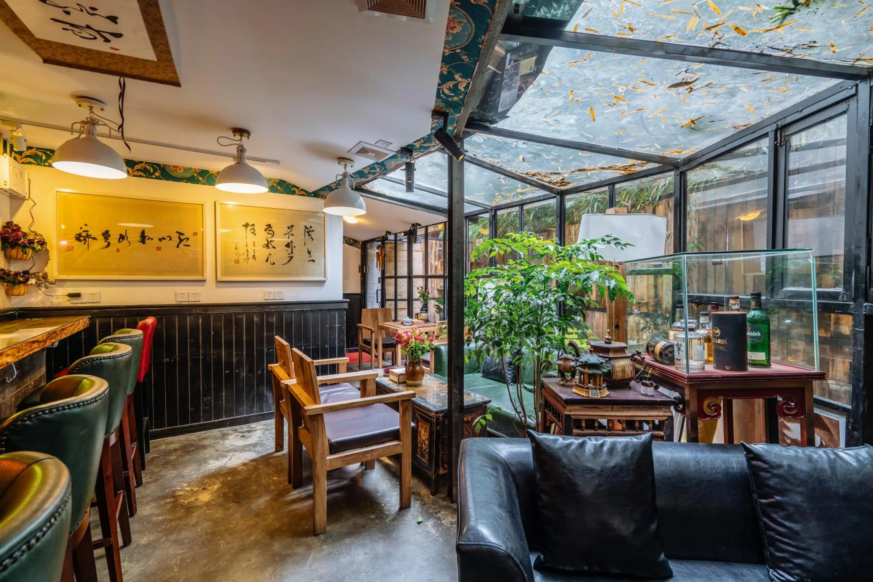 Lounge or bar in Chengdu Mix Hostel - Next To Wenshu Monastery - Sichuan Style Chill & Social Courtyard House - Free Activities - Friendly English Speaking Staff - Tibet, Panda, Buddha & Snow Mountain Tours