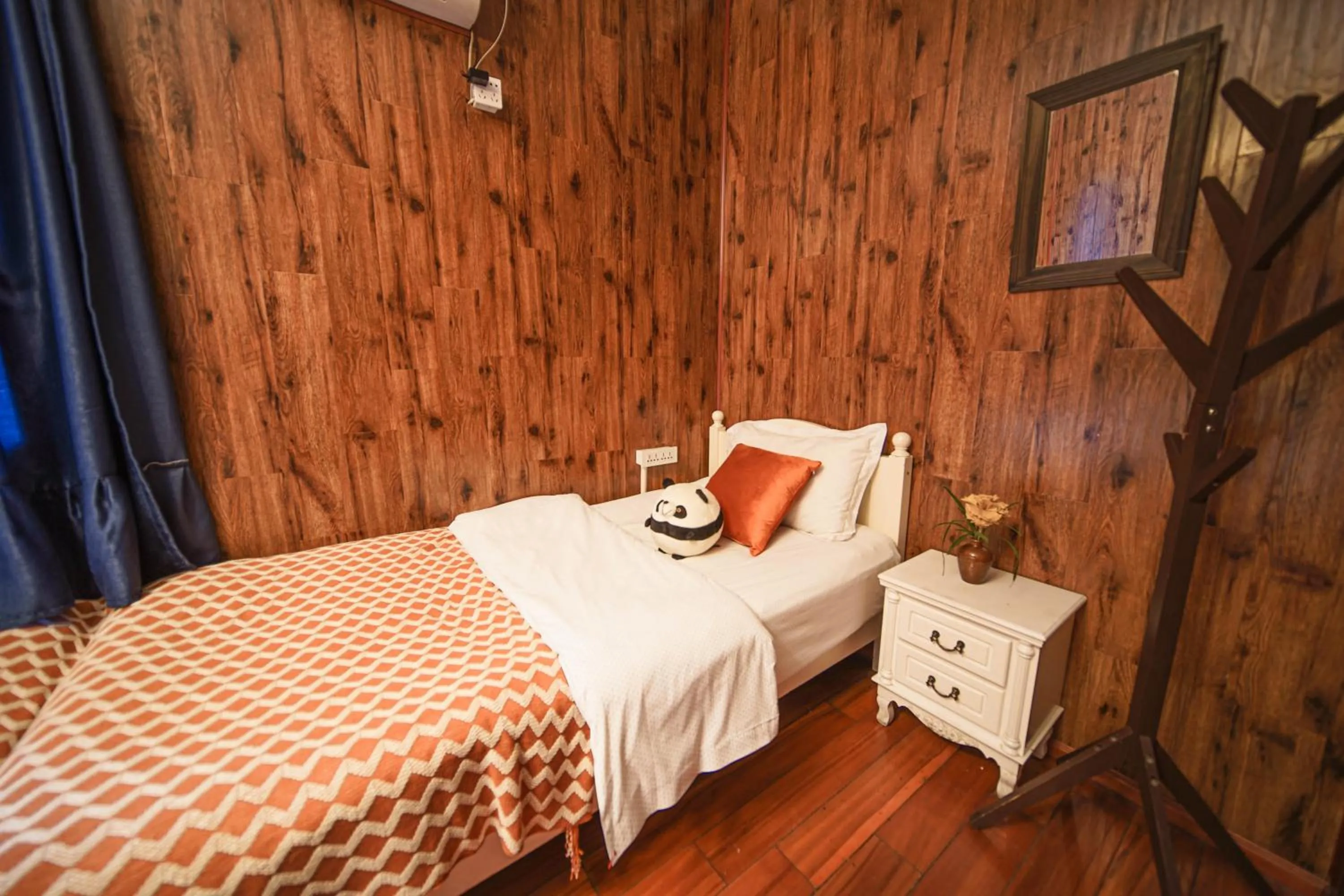 Bedroom, Bed in Chengdu Mix Hostel - Next To Wenshu Monastery - Sichuan Style Chill & Social Courtyard House - Free Activities - Friendly English Speaking Staff - Tibet, Panda, Buddha & Snow Mountain Tours