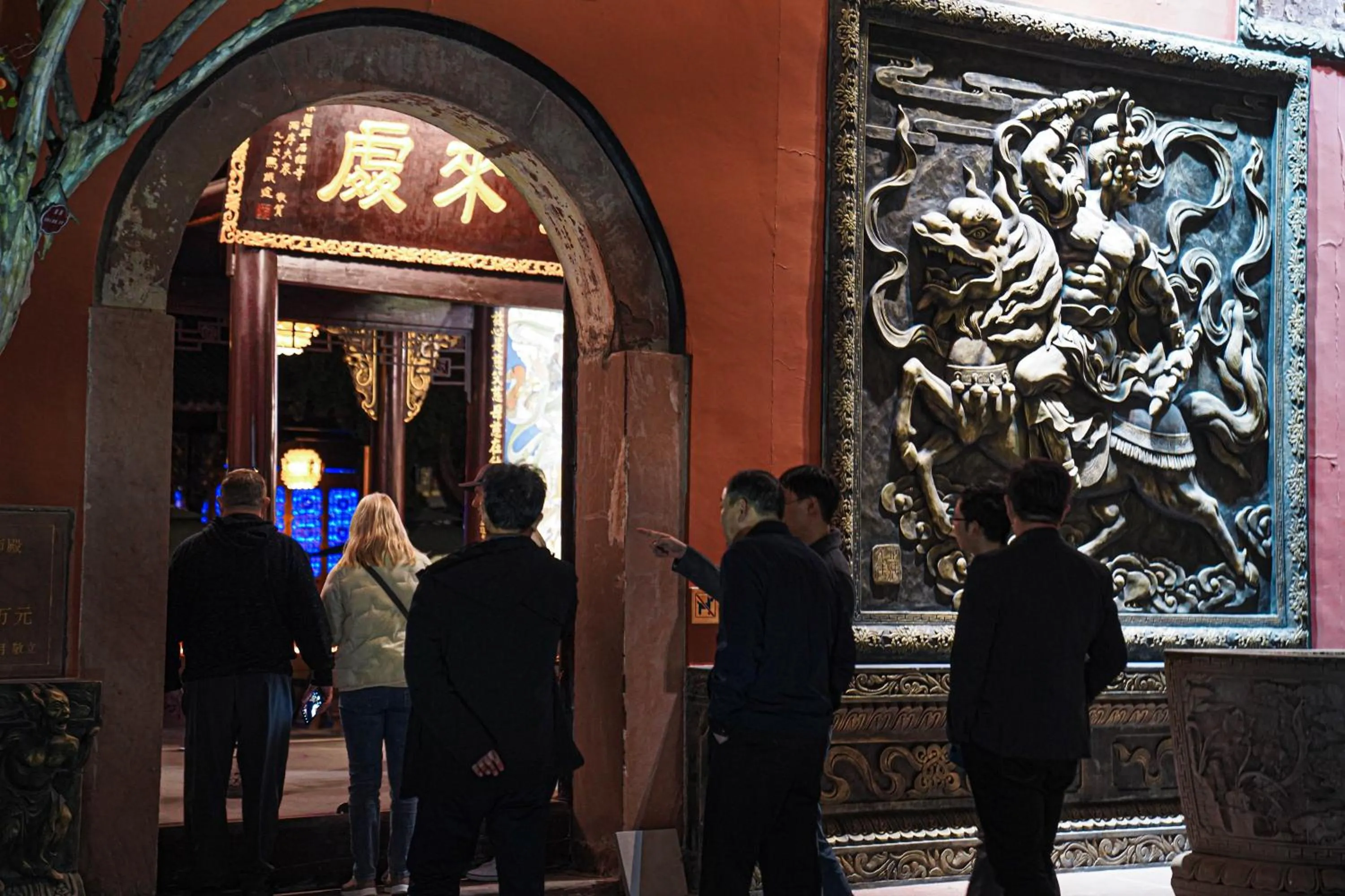 Hiking in Chengdu Mix Hostel - Next To Wenshu Monastery - Sichuan Style Chill & Social Courtyard House - Free Activities - Friendly English Speaking Staff - Tibet, Panda, Buddha & Snow Mountain Tours