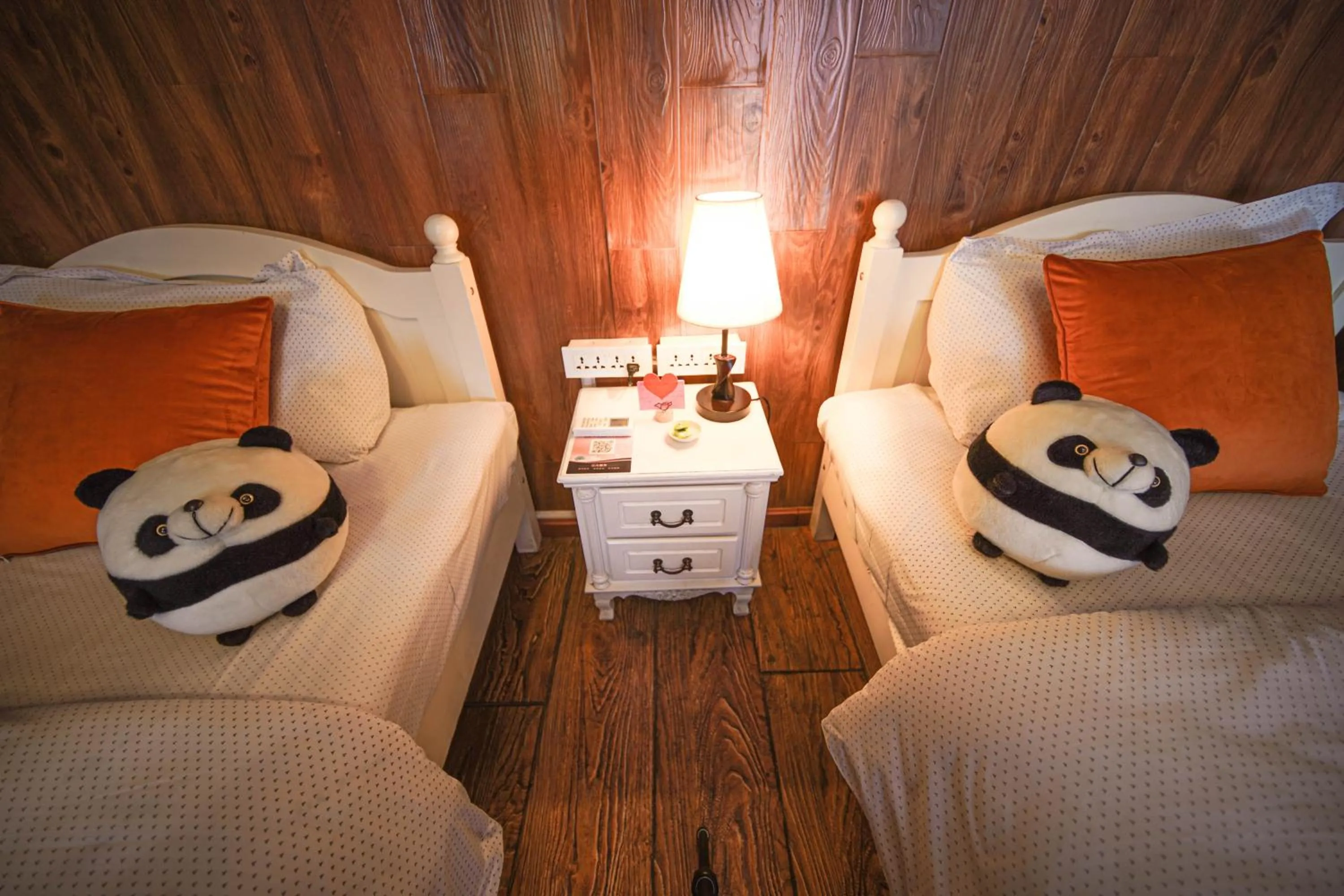 Bedroom, Bed in Chengdu Mix Hostel - Next To Wenshu Monastery - Sichuan Style Chill & Social Courtyard House - Free Activities - Friendly English Speaking Staff - Tibet, Panda, Buddha & Snow Mountain Tours