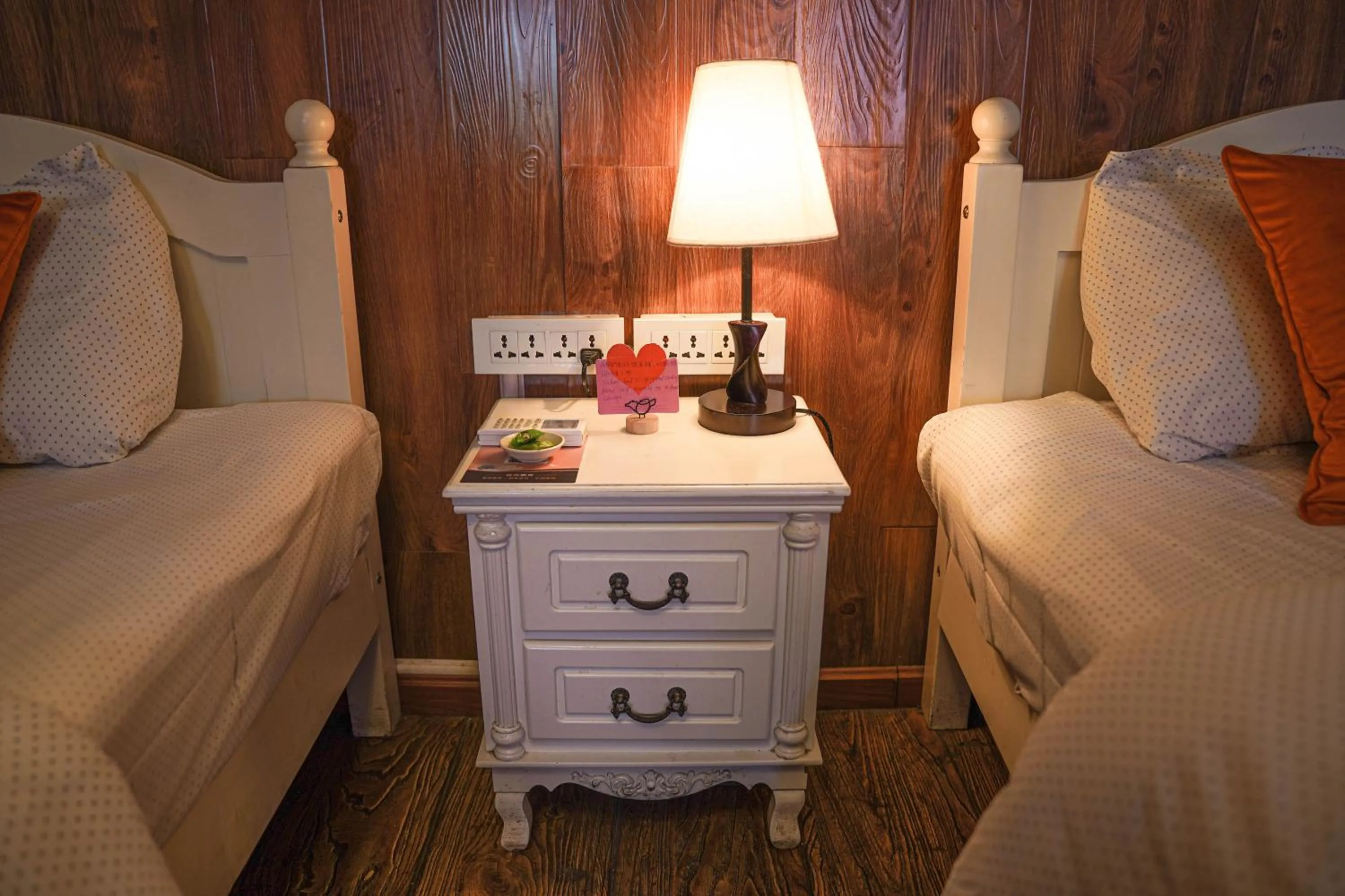 Bedroom, Bed in Chengdu Mix Hostel - Next To Wenshu Monastery - Sichuan Style Chill & Social Courtyard House - Free Activities - Friendly English Speaking Staff - Tibet, Panda, Buddha & Snow Mountain Tours