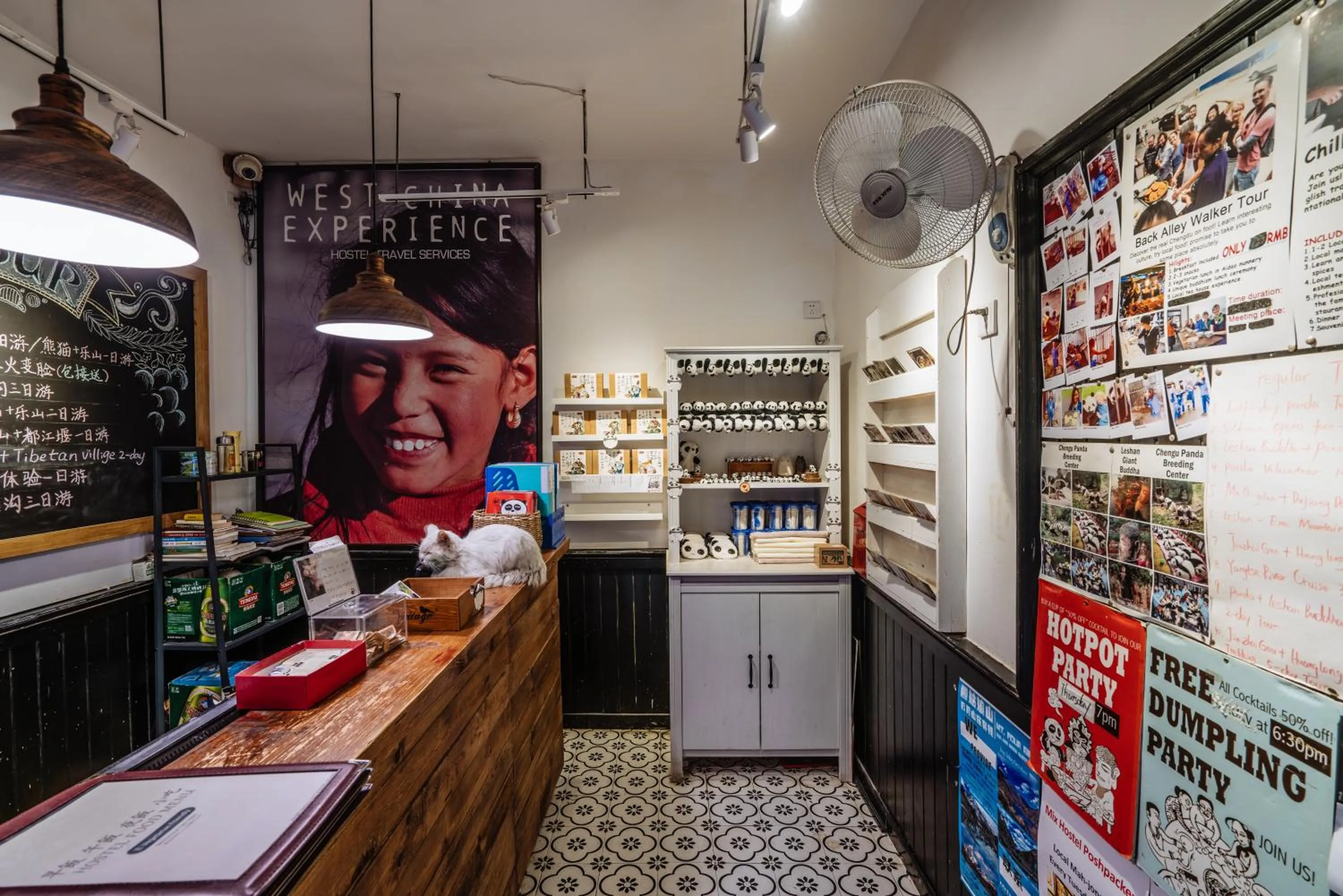 Lobby or reception in Chengdu Mix Hostel - Next To Wenshu Monastery - Sichuan Style Chill & Social Courtyard House - Free Activities - Friendly English Speaking Staff - Tibet, Panda, Buddha & Snow Mountain Tours