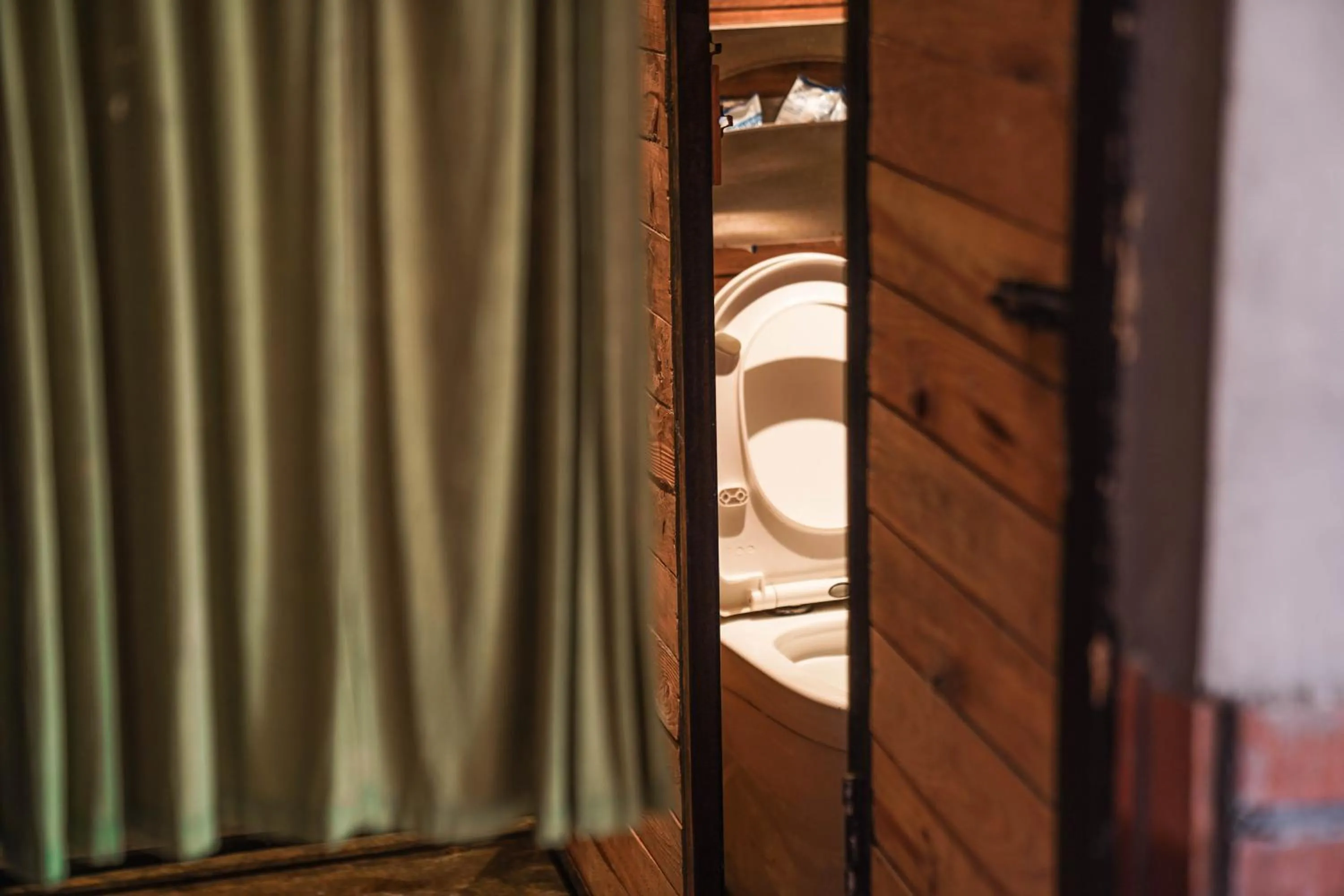 Toilet in Chengdu Mix Hostel - Next To Wenshu Monastery - Sichuan Style Chill & Social Courtyard House - Free Activities - Friendly English Speaking Staff - Tibet, Panda, Buddha & Snow Mountain Tours