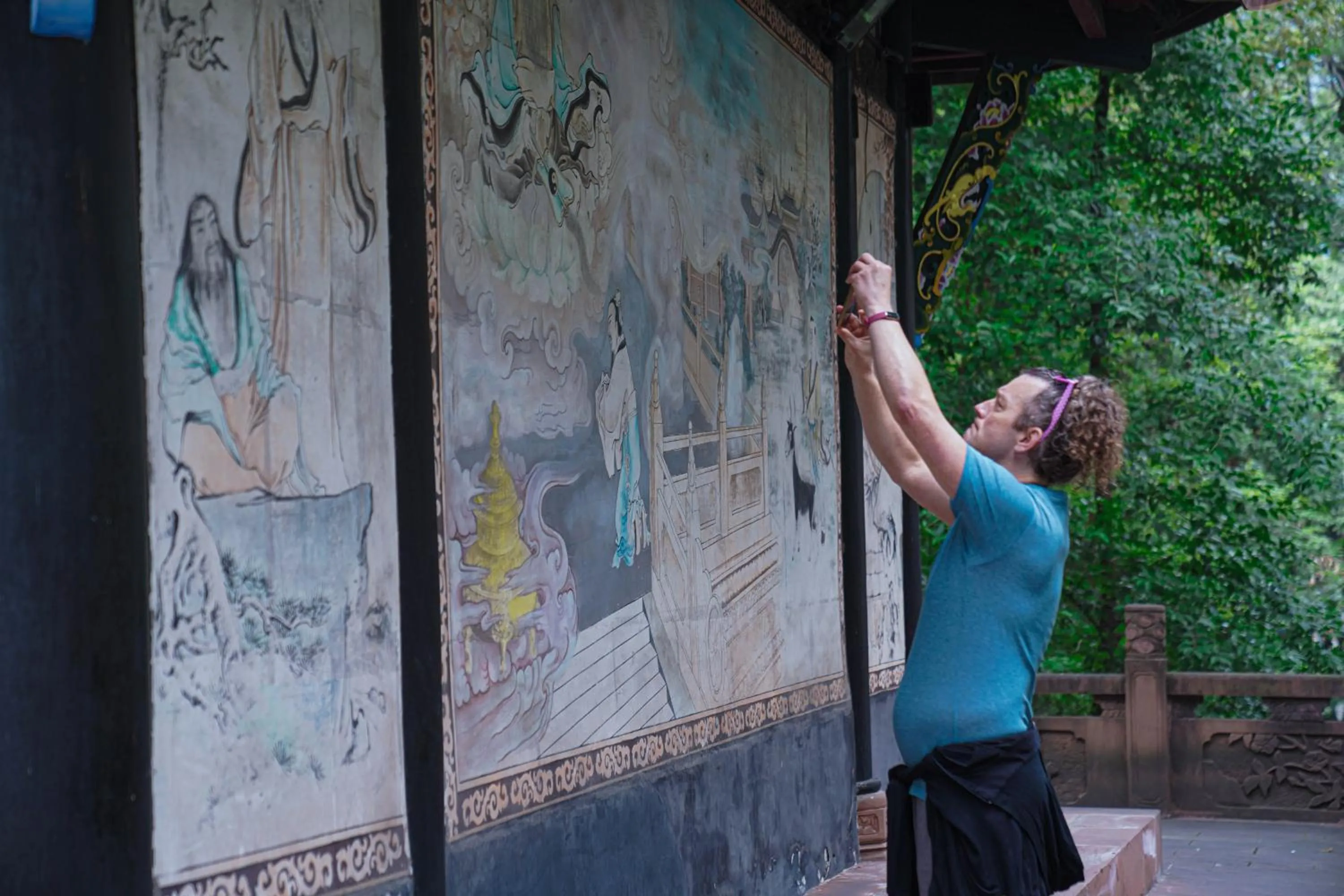 Hiking in Chengdu Mix Hostel - Next To Wenshu Monastery - Sichuan Style Chill & Social Courtyard House - Free Activities - Friendly English Speaking Staff - Tibet, Panda, Buddha & Snow Mountain Tours