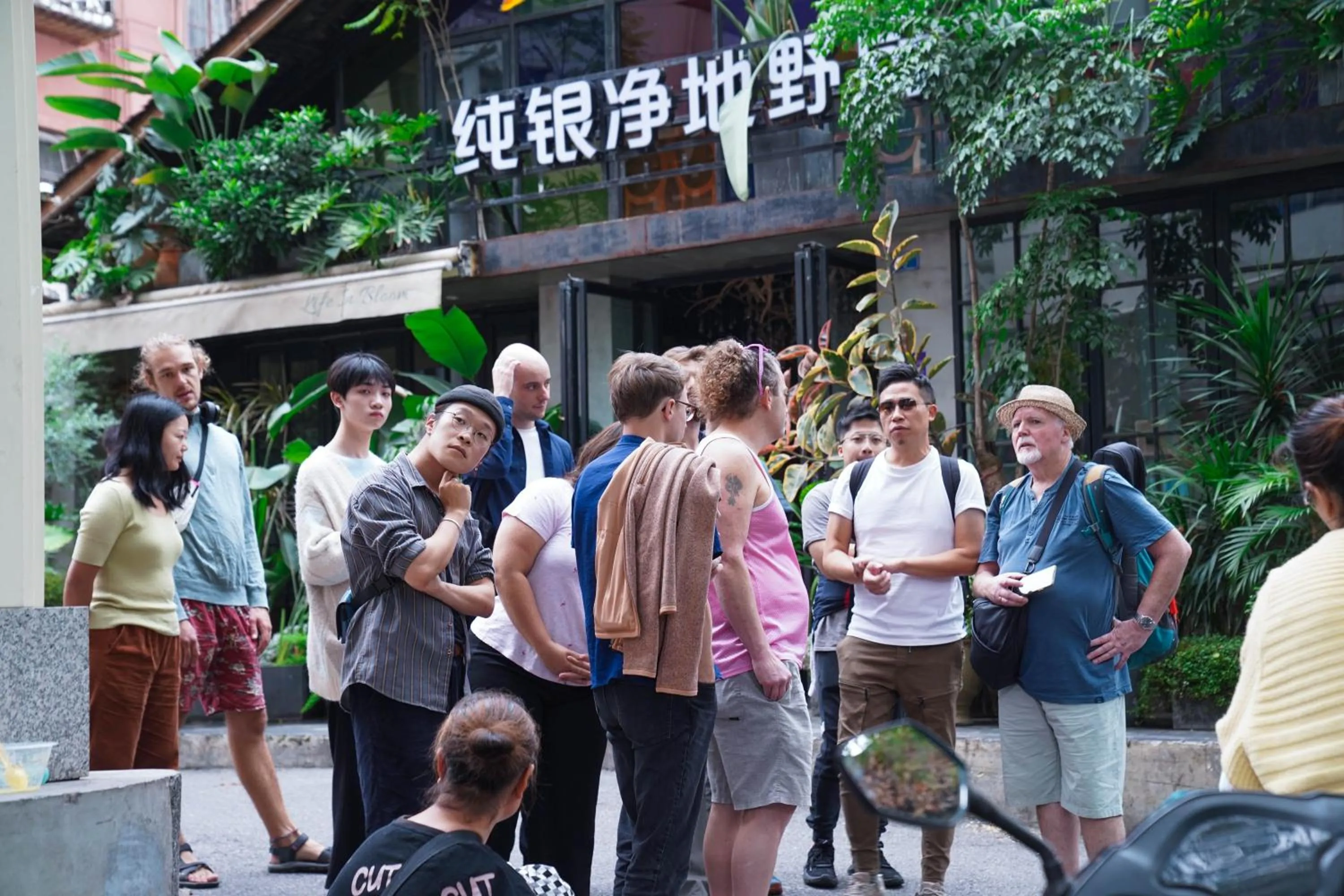 Hiking in Chengdu Mix Hostel - Next To Wenshu Monastery - Sichuan Style Chill & Social Courtyard House - Free Activities - Friendly English Speaking Staff - Tibet, Panda, Buddha & Snow Mountain Tours