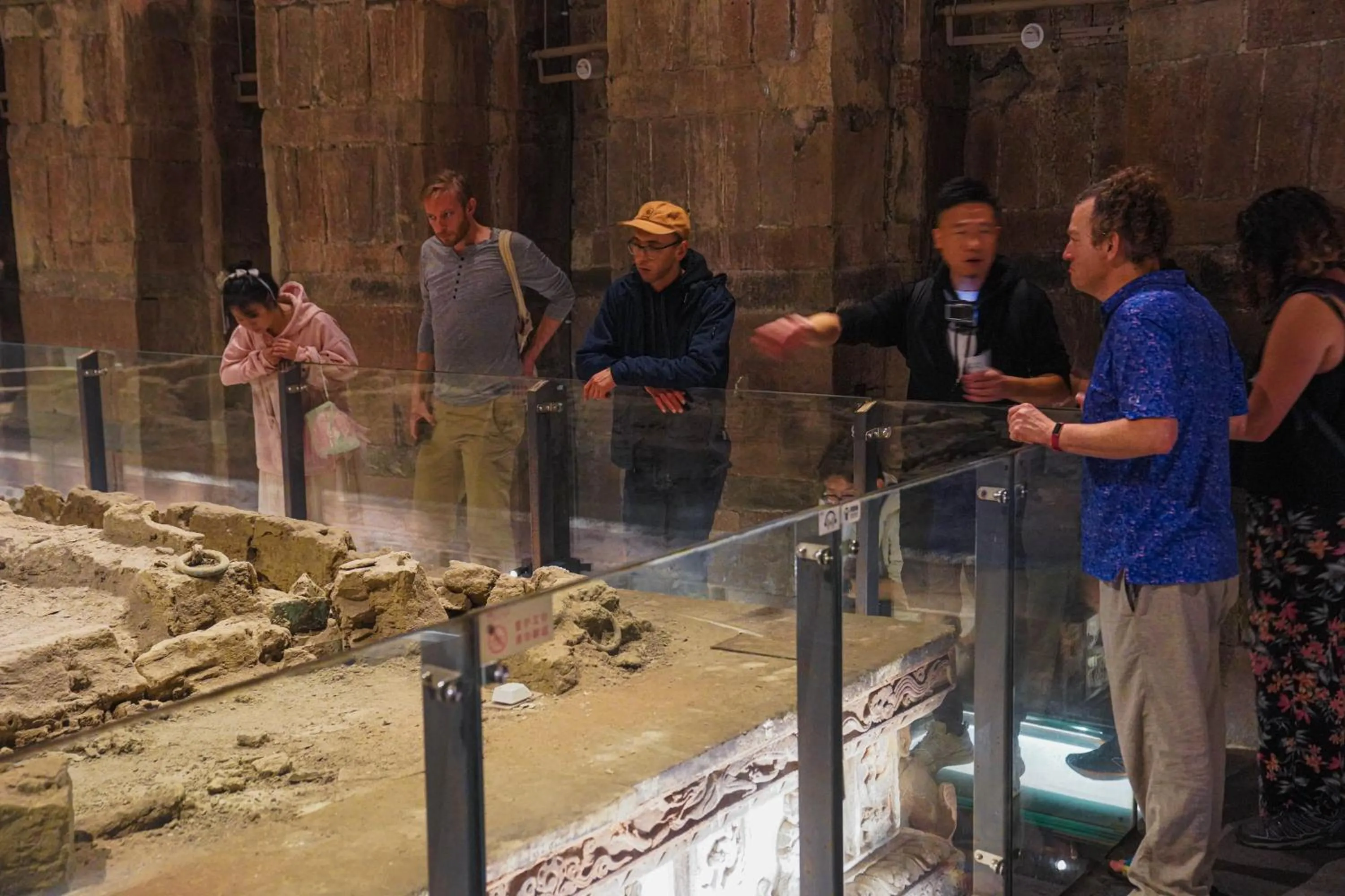 Hiking in Chengdu Mix Hostel - Next To Wenshu Monastery - Sichuan Style Chill & Social Courtyard House - Free Activities - Friendly English Speaking Staff - Tibet, Panda, Buddha & Snow Mountain Tours