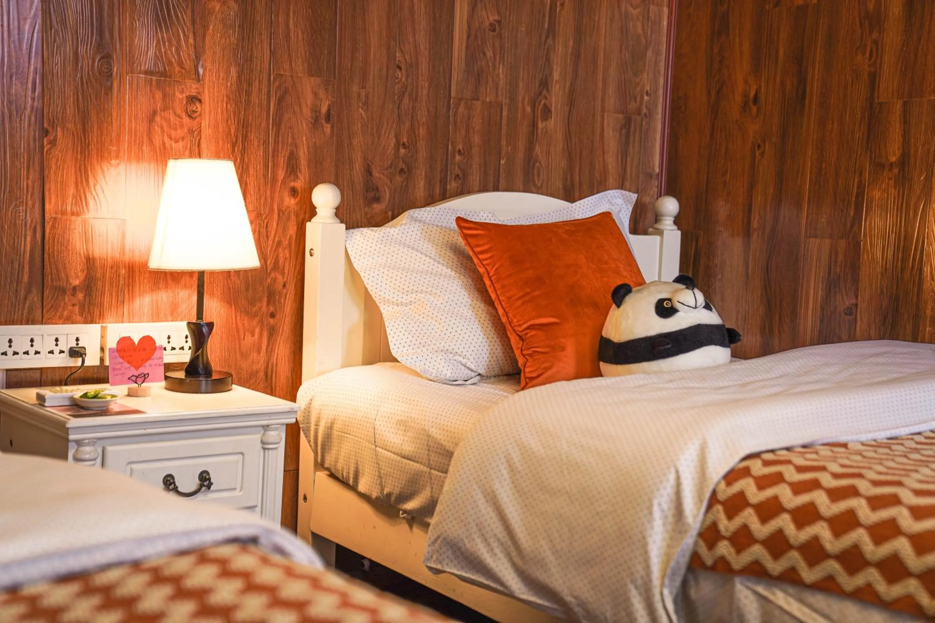 Bed in Chengdu Mix Hostel - Next To Wenshu Monastery - Sichuan Style Chill & Social Courtyard House - Free Activities - Friendly English Speaking Staff - Tibet, Panda, Buddha & Snow Mountain Tours