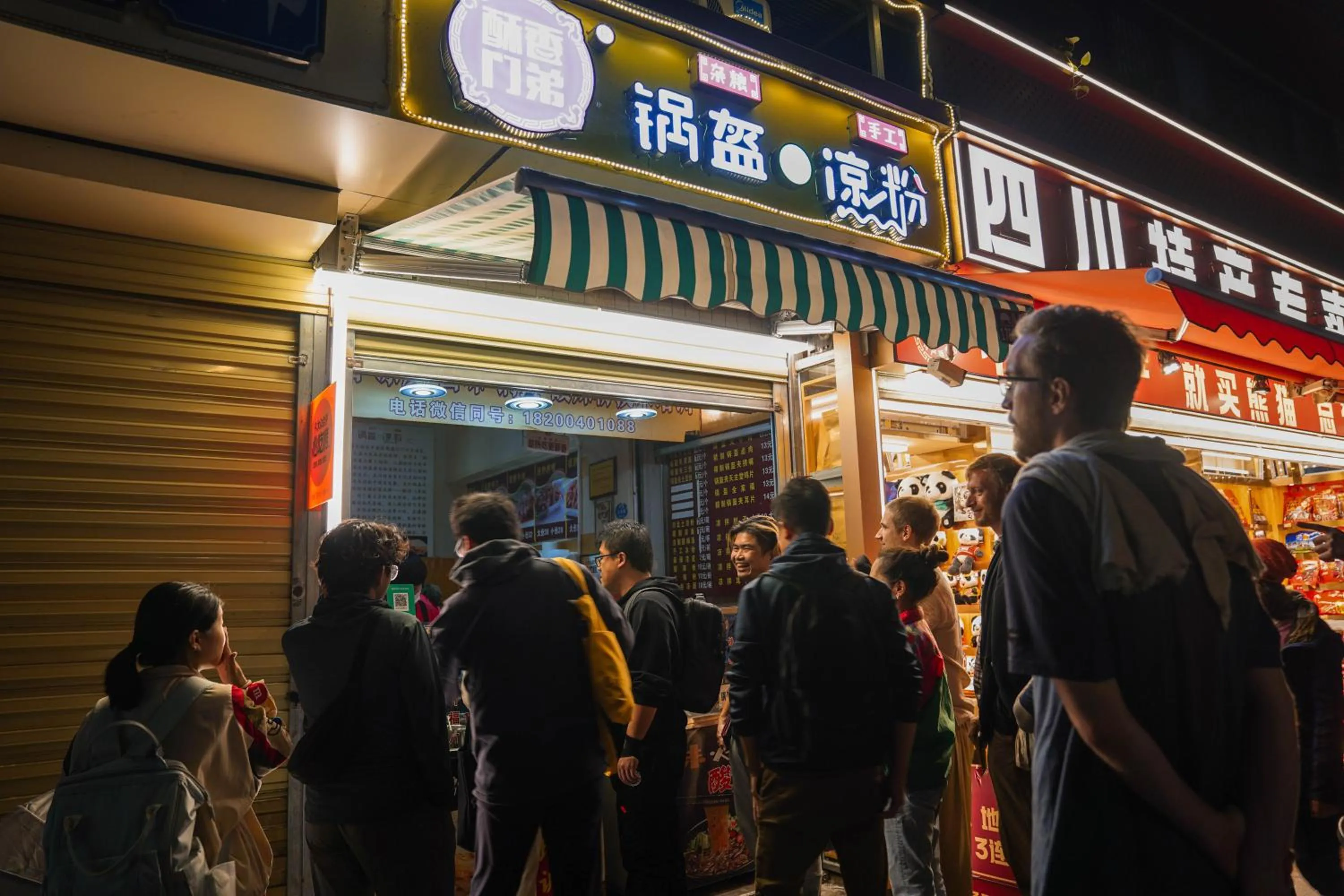 Hiking in Chengdu Mix Hostel - Next To Wenshu Monastery - Sichuan Style Chill & Social Courtyard House - Free Activities - Friendly English Speaking Staff - Tibet, Panda, Buddha & Snow Mountain Tours