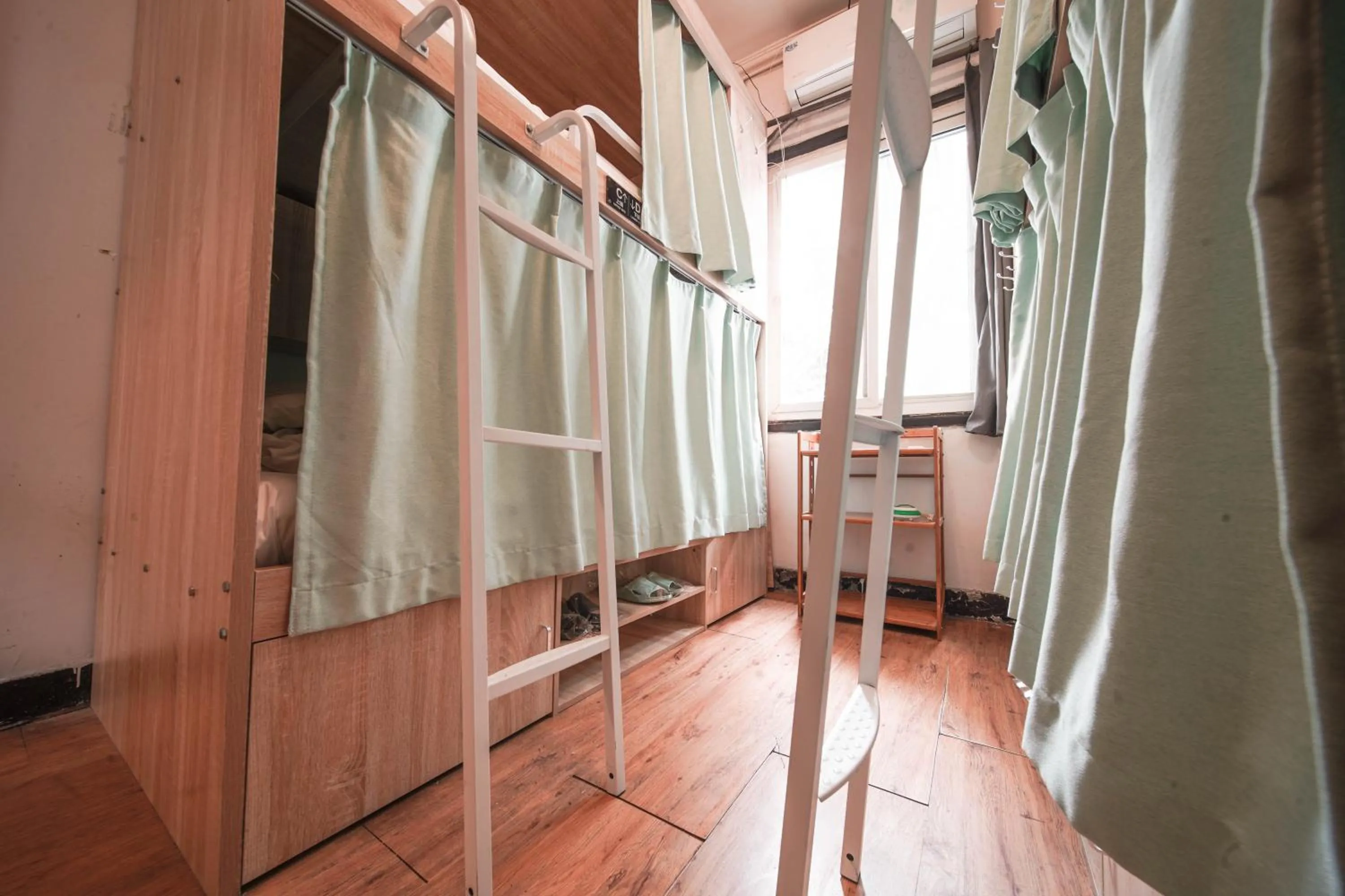 bunk bed in Chengdu Mix Hostel - Next To Wenshu Monastery - Sichuan Style Chill & Social Courtyard House - Free Activities - Friendly English Speaking Staff - Tibet, Panda, Buddha & Snow Mountain Tours