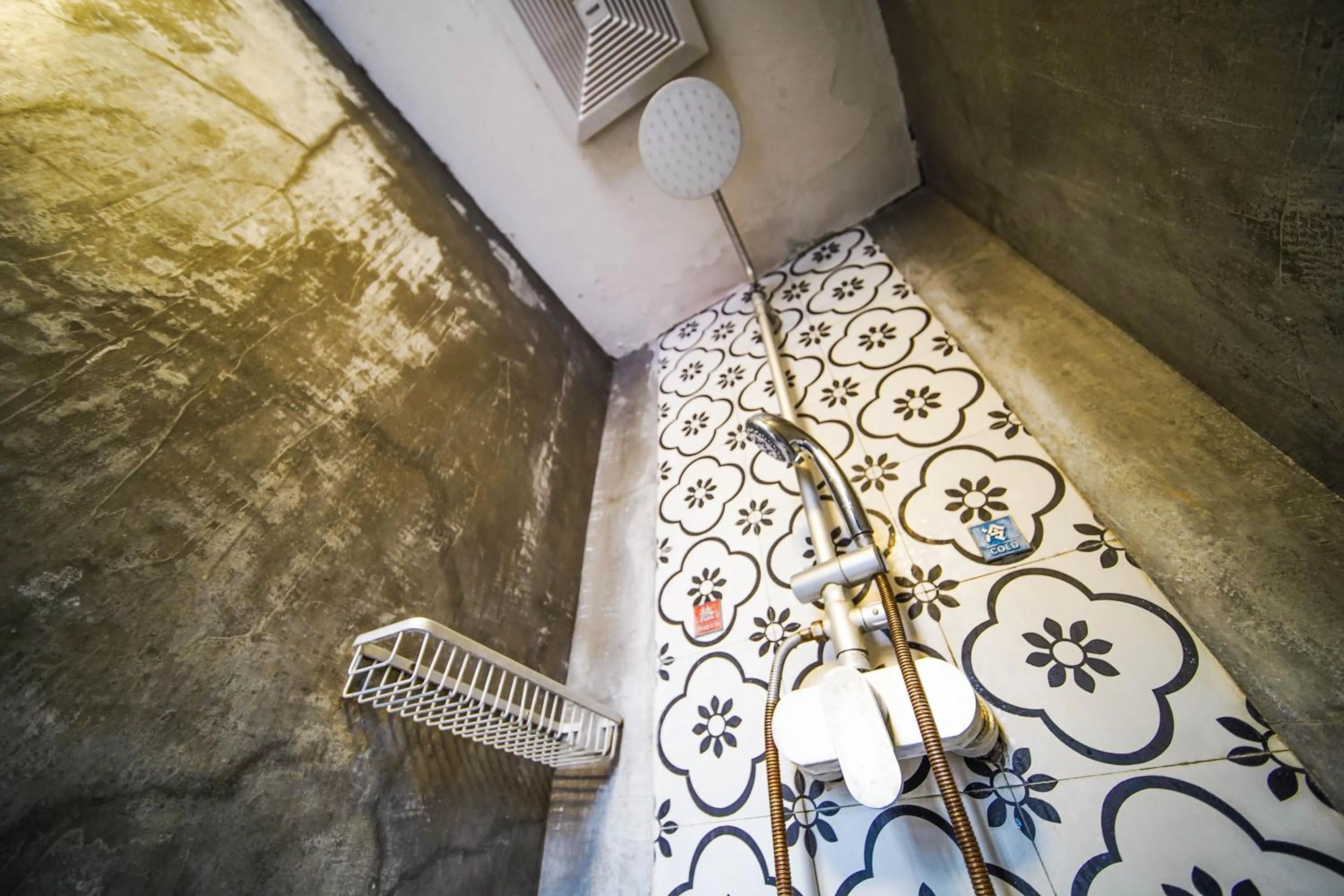 Shower in Chengdu Mix Hostel - Next To Wenshu Monastery - Sichuan Style Chill & Social Courtyard House - Free Activities - Friendly English Speaking Staff - Tibet, Panda, Buddha & Snow Mountain Tours