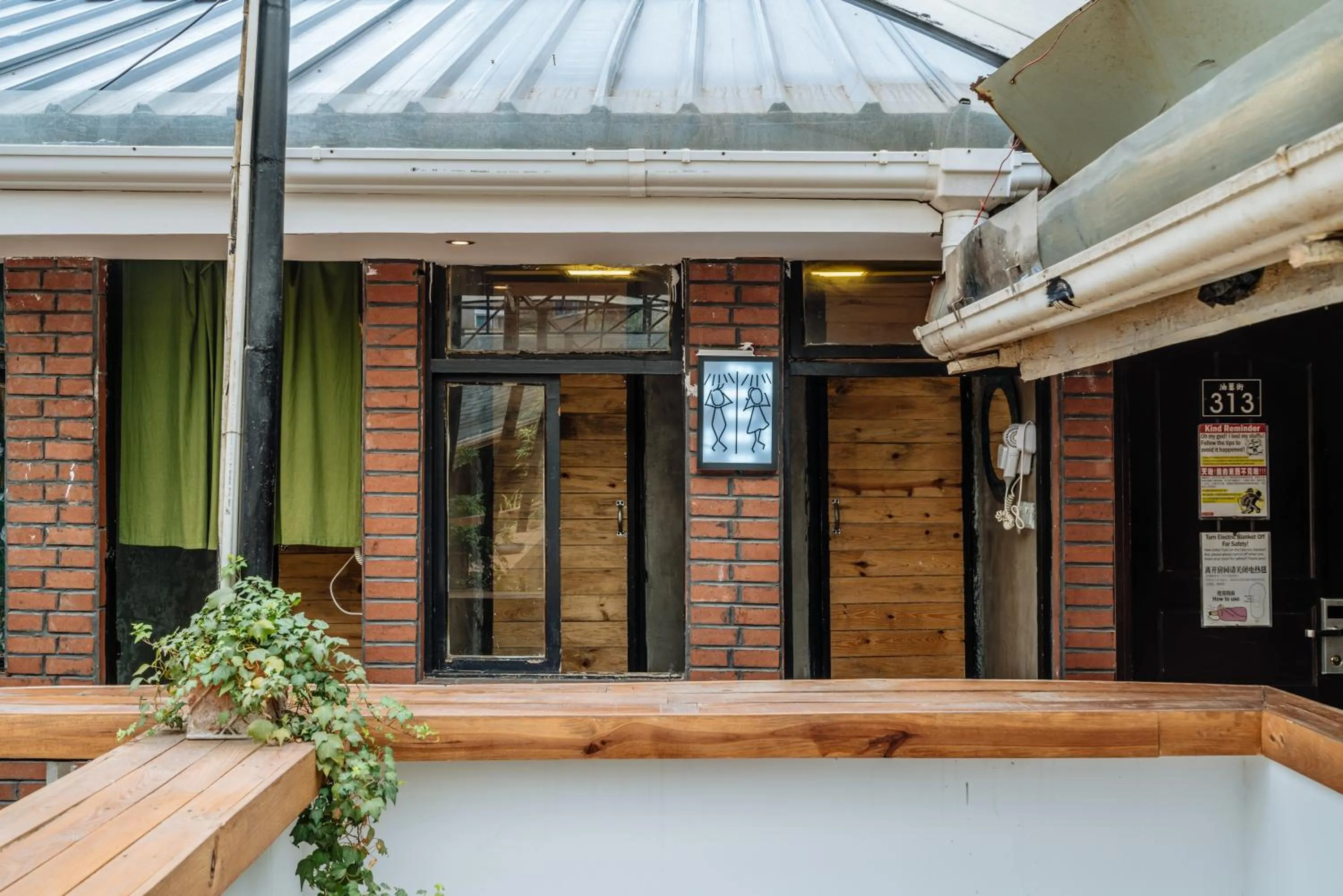 Public Bath in Chengdu Mix Hostel - Next To Wenshu Monastery - Sichuan Style Chill & Social Courtyard House - Free Activities - Friendly English Speaking Staff - Tibet, Panda, Buddha & Snow Mountain Tours