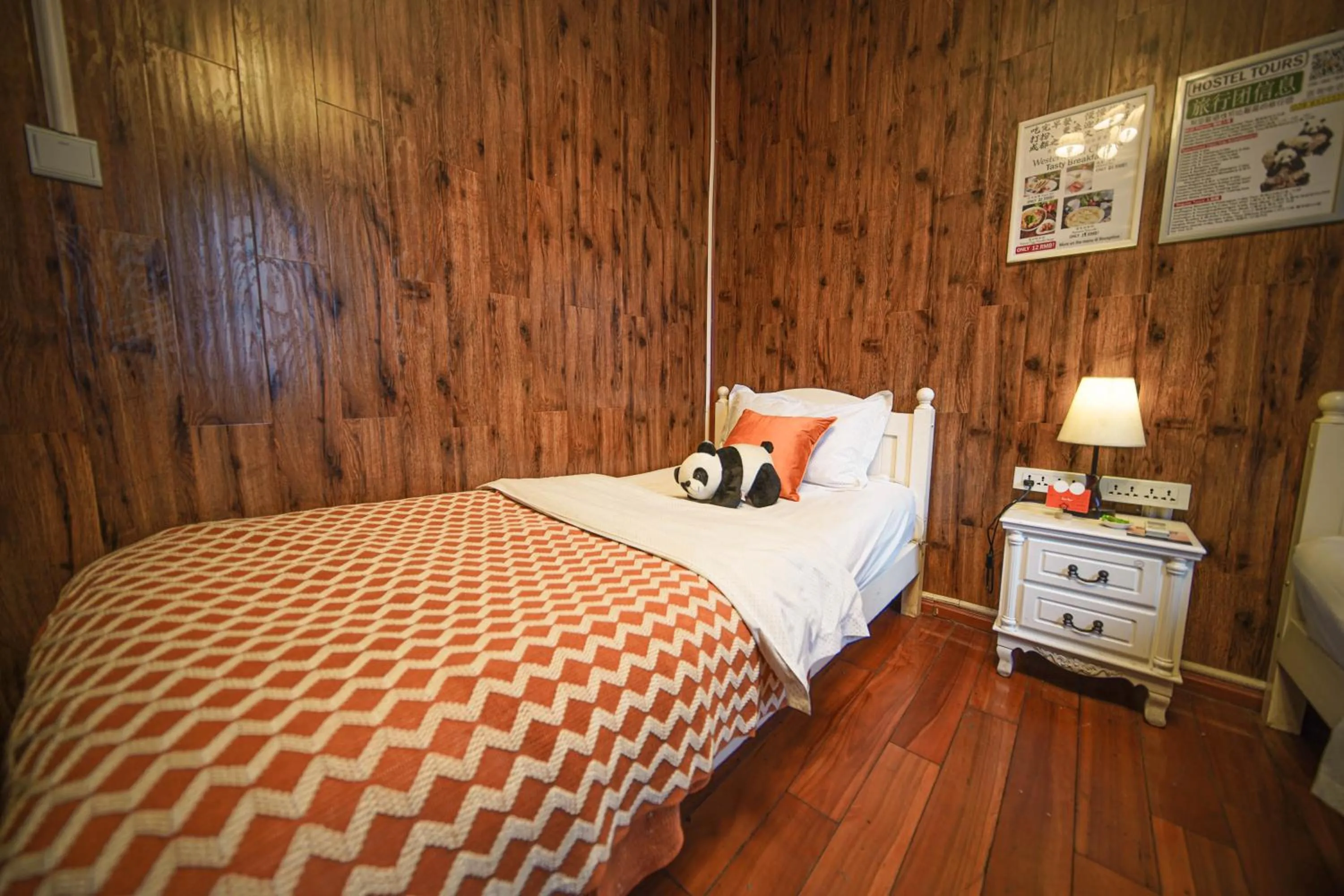 Bedroom, Bed in Chengdu Mix Hostel - Next To Wenshu Monastery - Sichuan Style Chill & Social Courtyard House - Free Activities - Friendly English Speaking Staff - Tibet, Panda, Buddha & Snow Mountain Tours