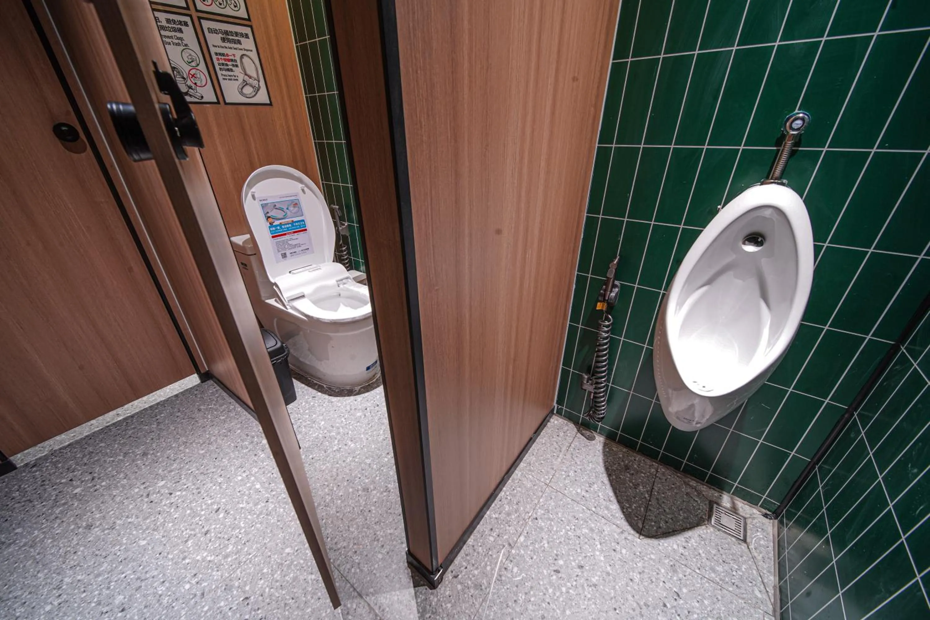 Toilet in POSHPACKER - Chengdu Mix Hostel - Cicada Zen Yard