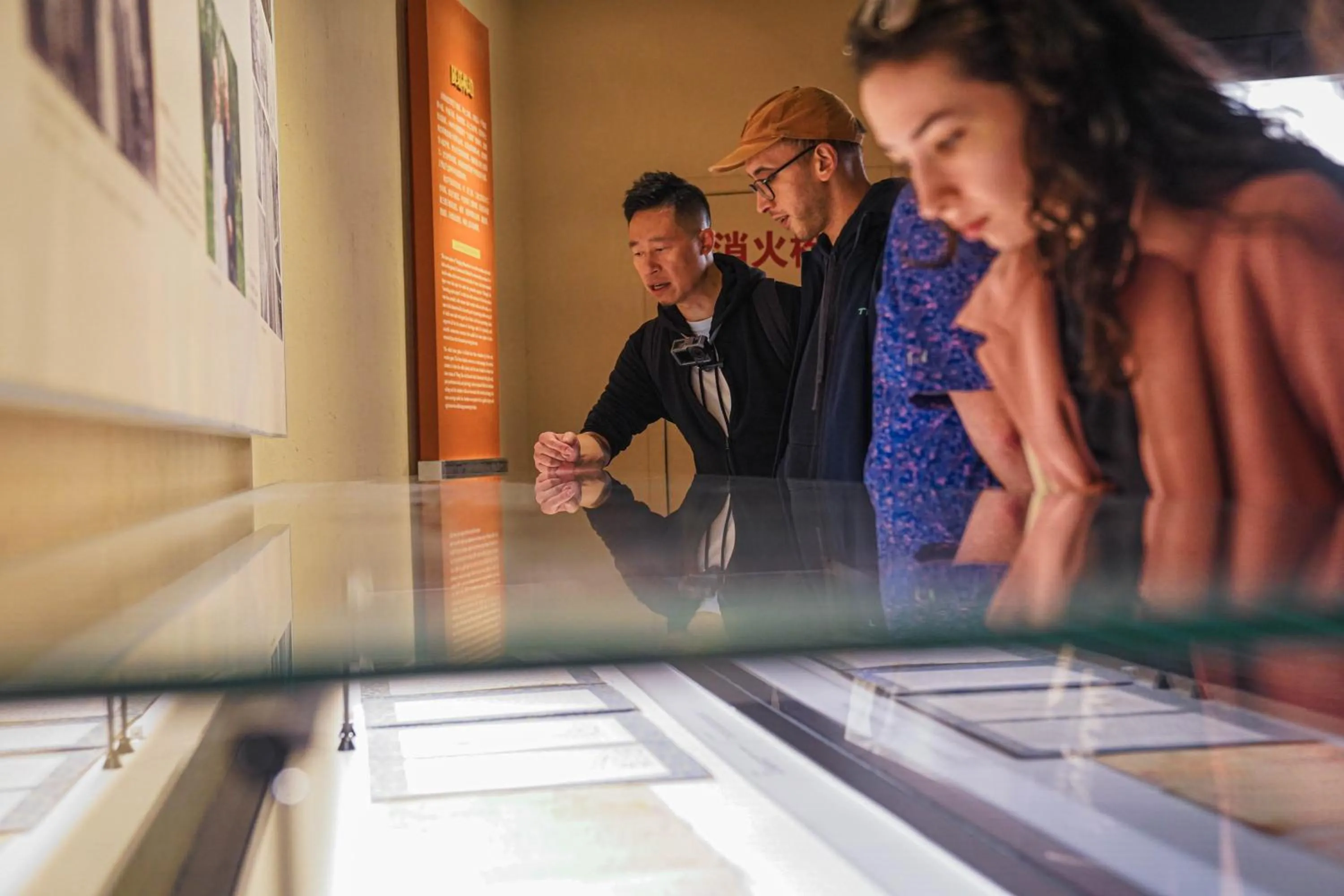 Hiking in Chengdu Mix Hostel - Next To Wenshu Monastery - Sichuan Style Chill & Social Courtyard House - Free Activities - Friendly English Speaking Staff - Tibet, Panda, Buddha & Snow Mountain Tours