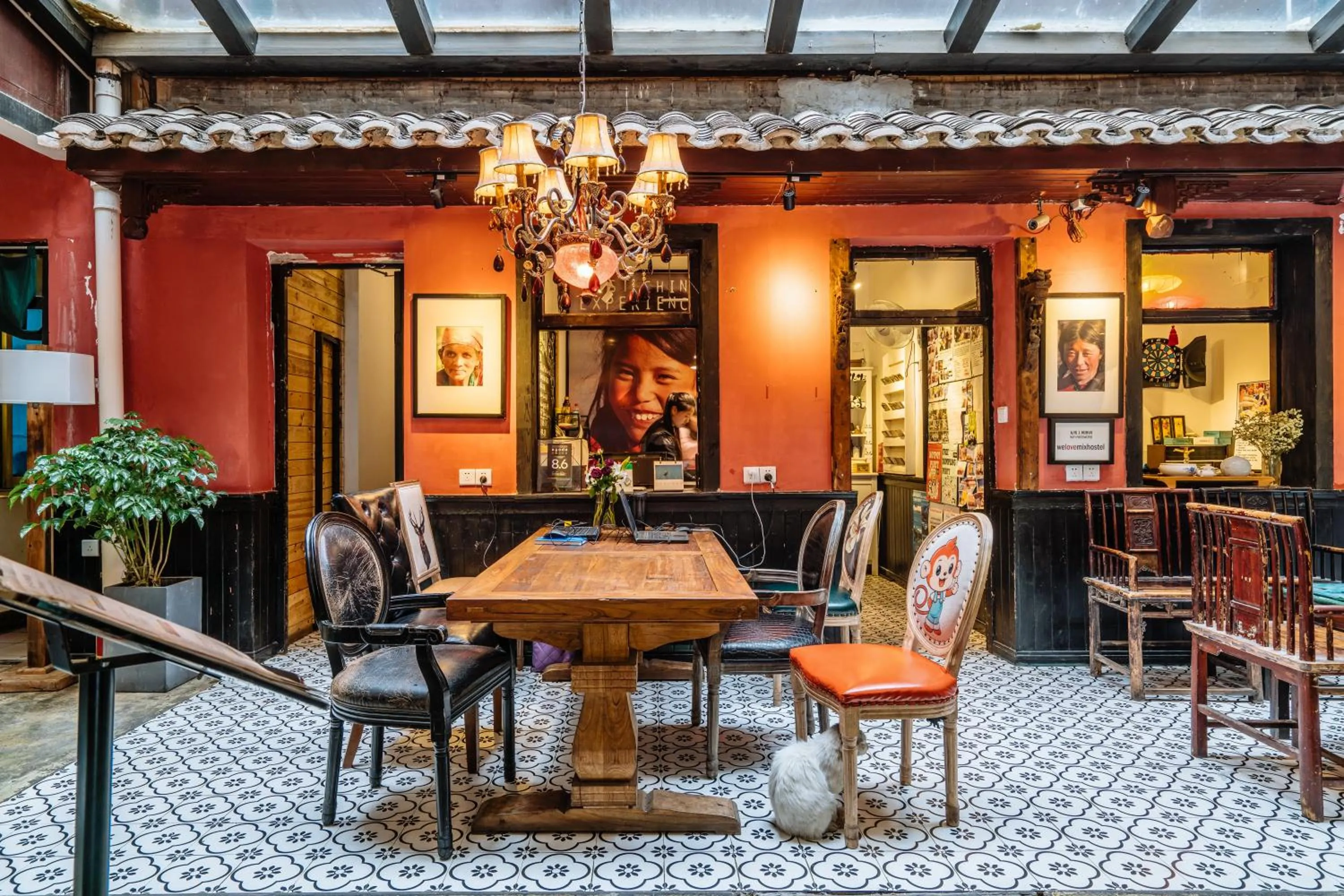 Lobby or reception in Chengdu Mix Hostel - Next To Wenshu Monastery - Sichuan Style Chill & Social Courtyard House - Free Activities - Friendly English Speaking Staff - Tibet, Panda, Buddha & Snow Mountain Tours