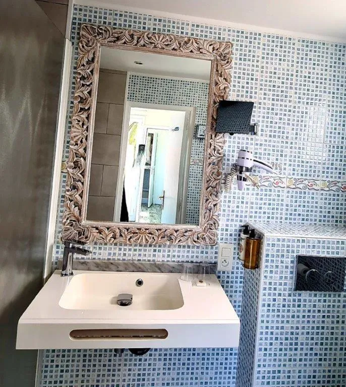 Shower in Hôtel La Villa Juan Beach