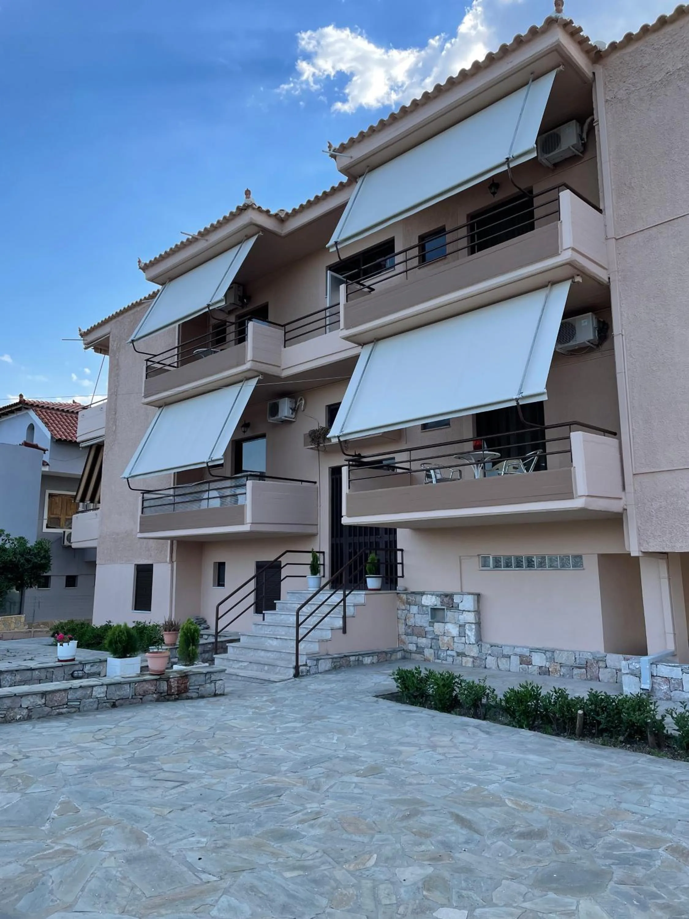 Property building in Finikas