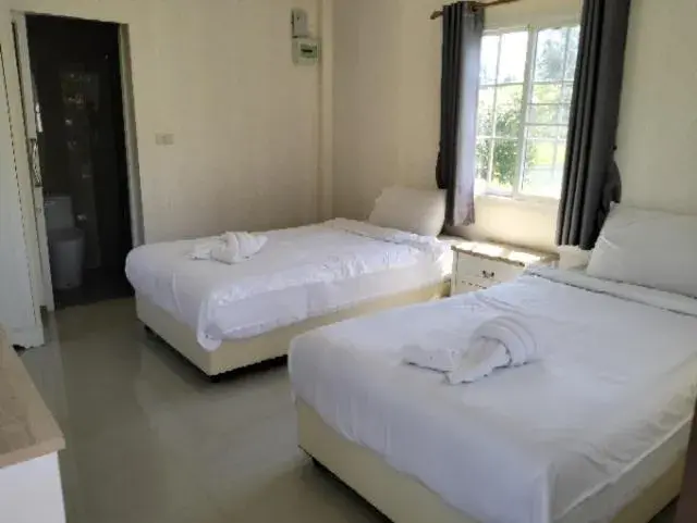 Twin Room in Evie Mae Resort Twin Room in Evie Mae Resort