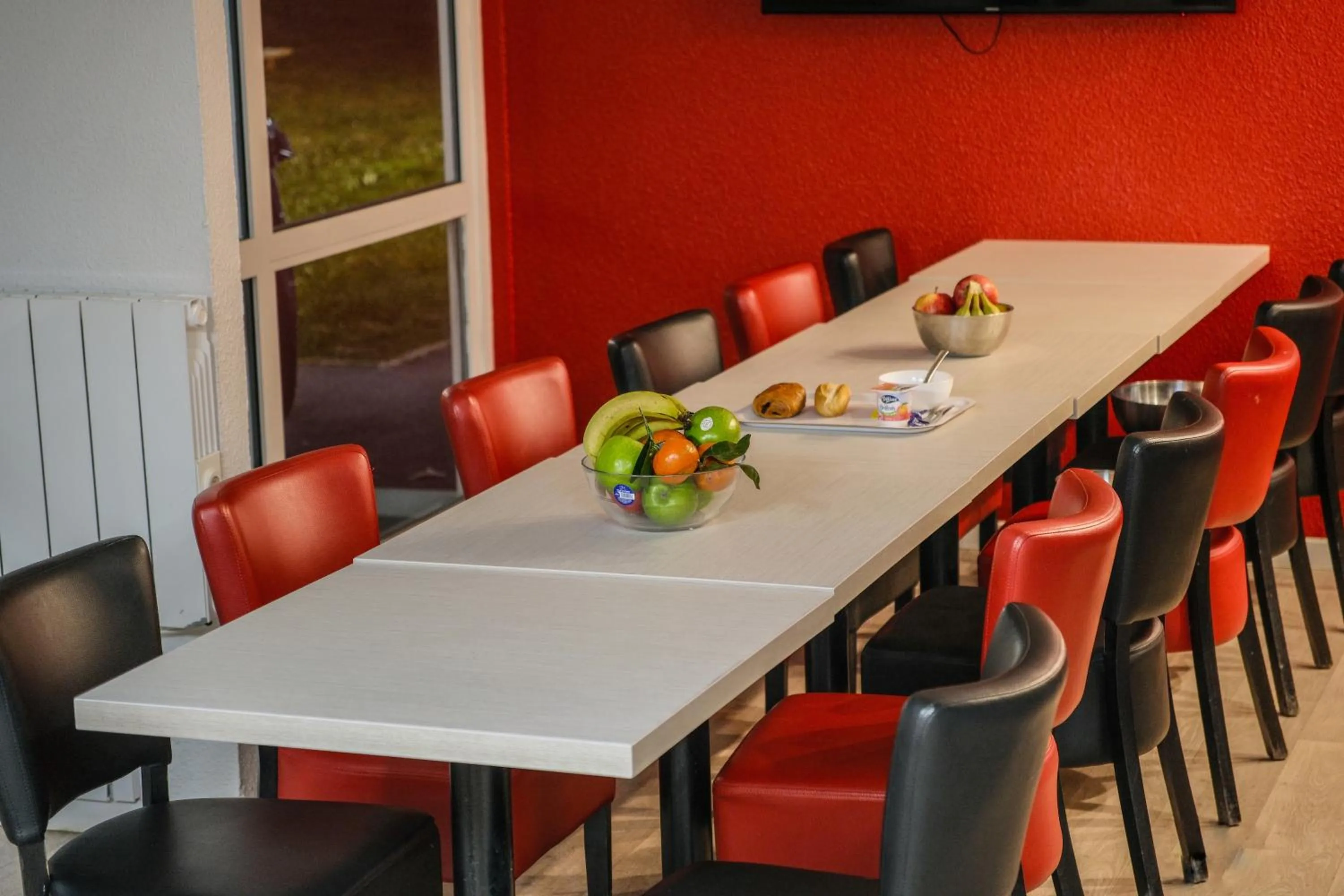 Lobby or reception in Classic Hôtel - Fontenay-Trésigny