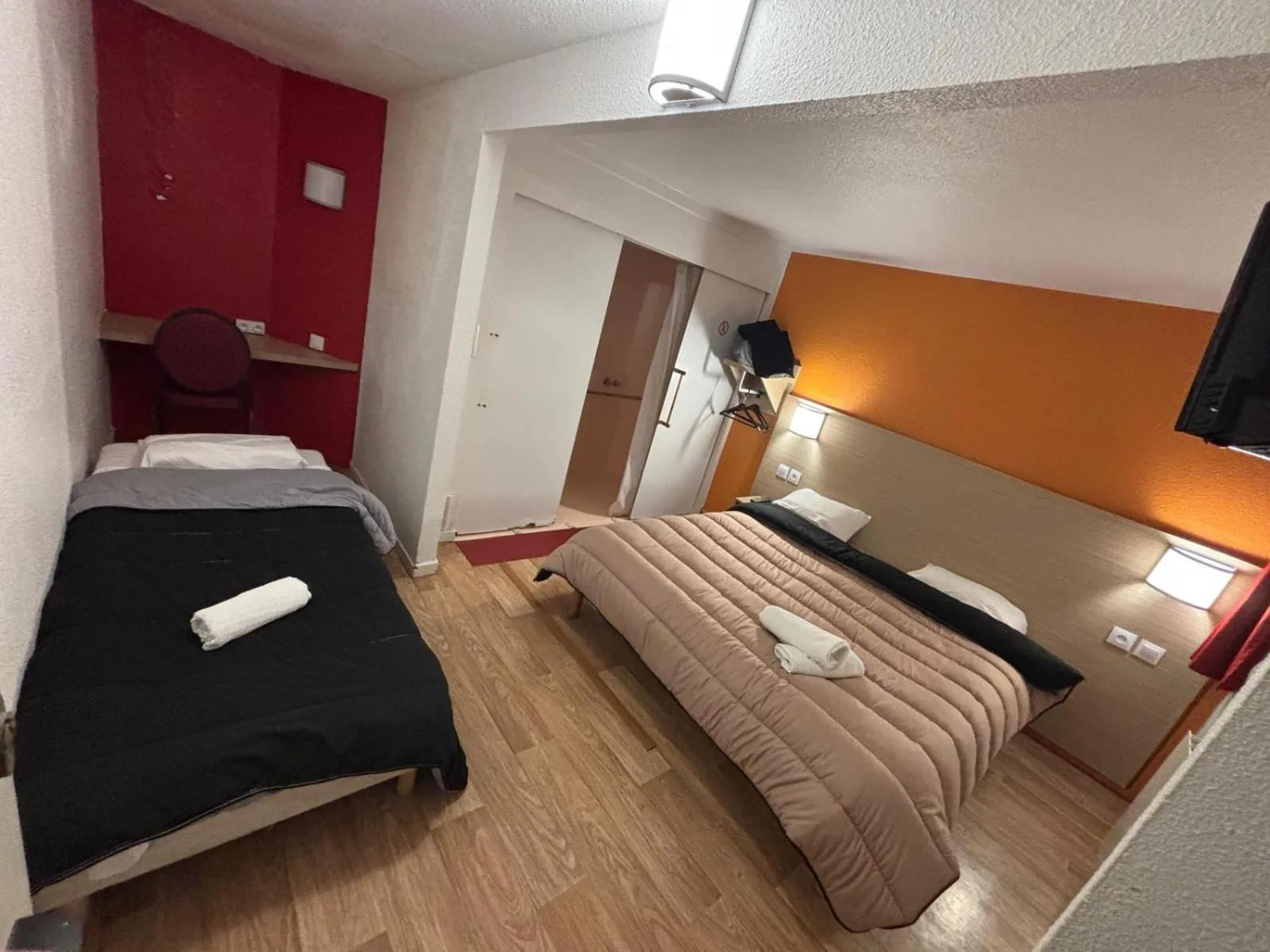 Toilet, Bed in Classic Hôtel - Fontenay-Trésigny