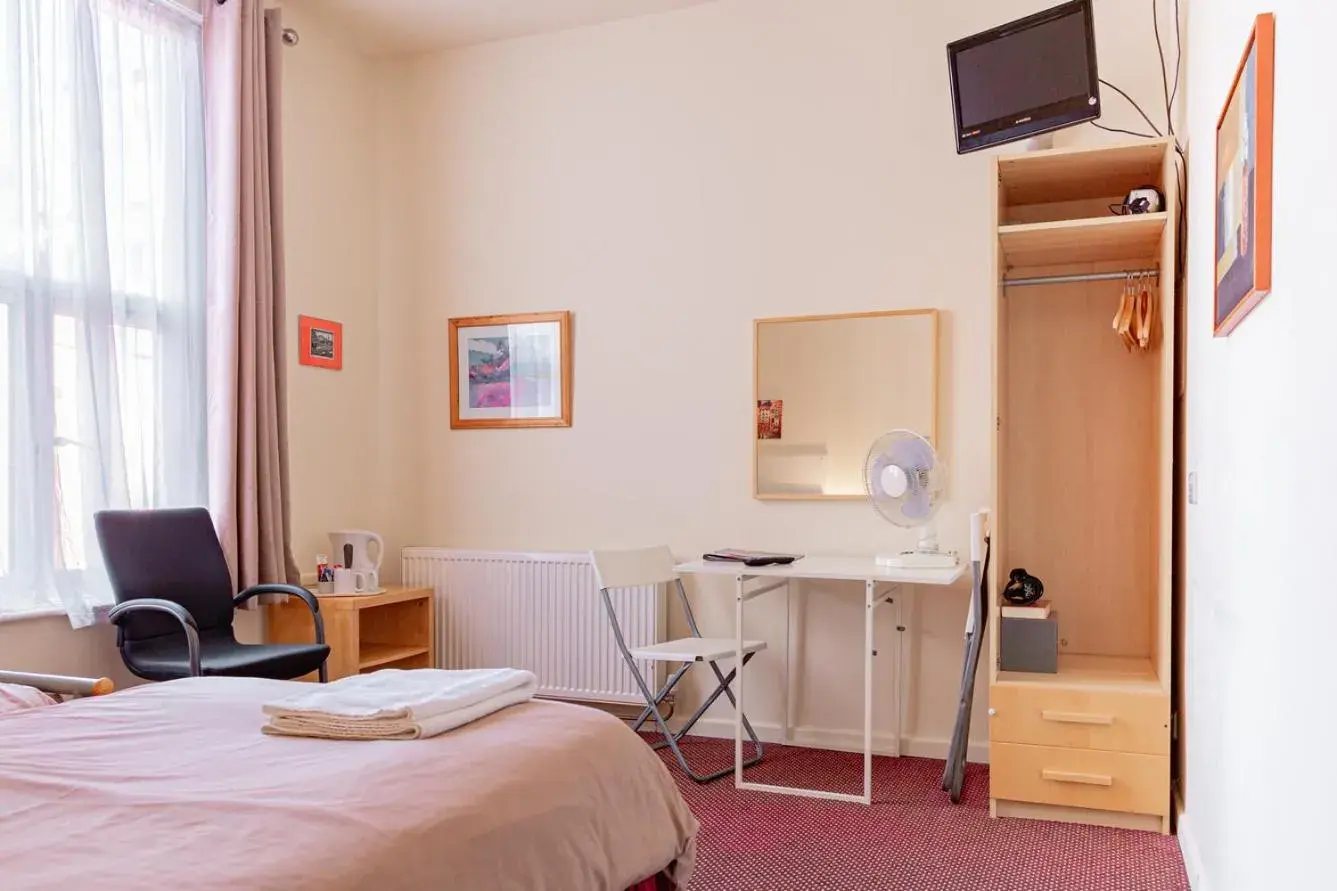 Twin Room with Private Bathroom in City Centre Guest House Twin Room with Private Bathroom in City Centre Guest House