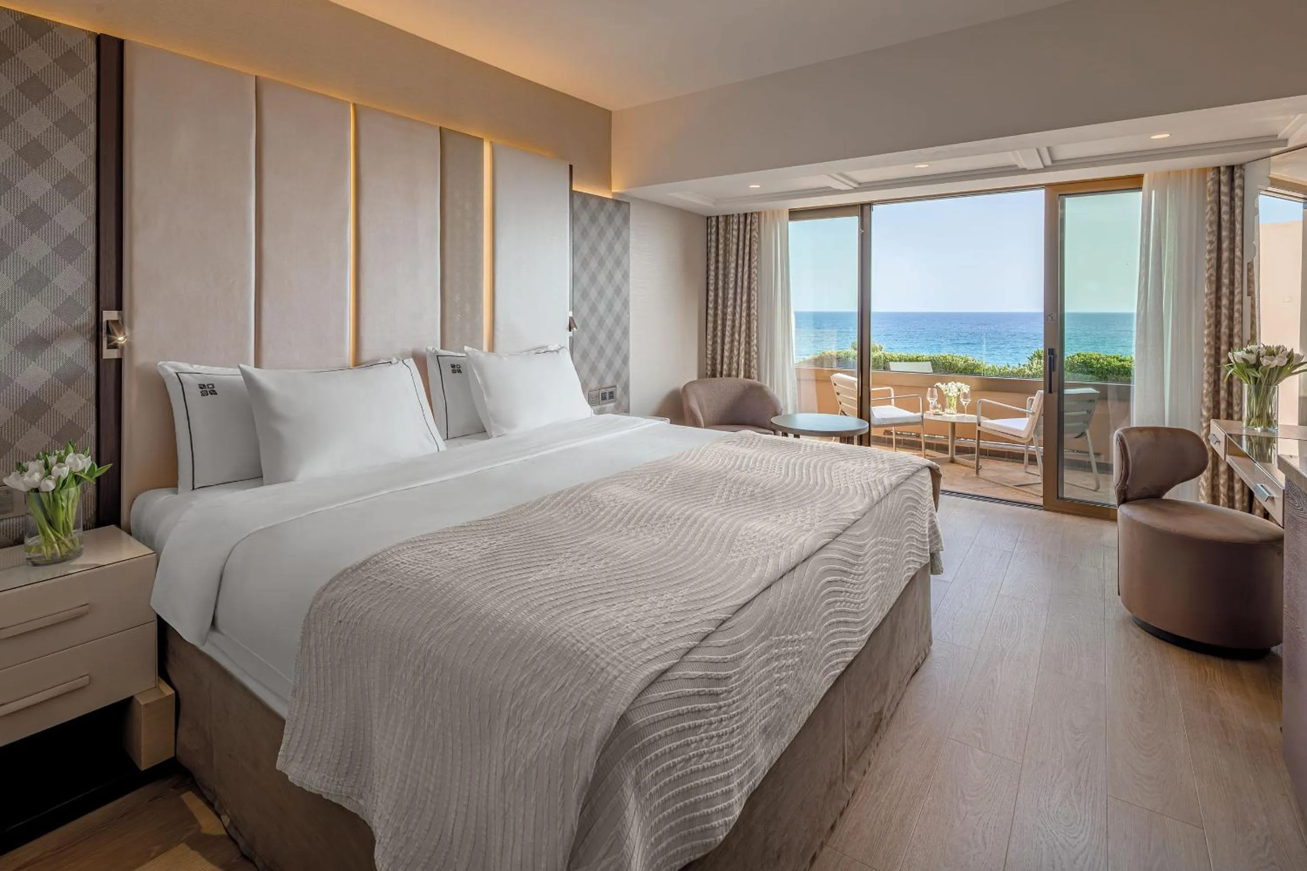 Bedroom, Bed in Four Seasons Hotel