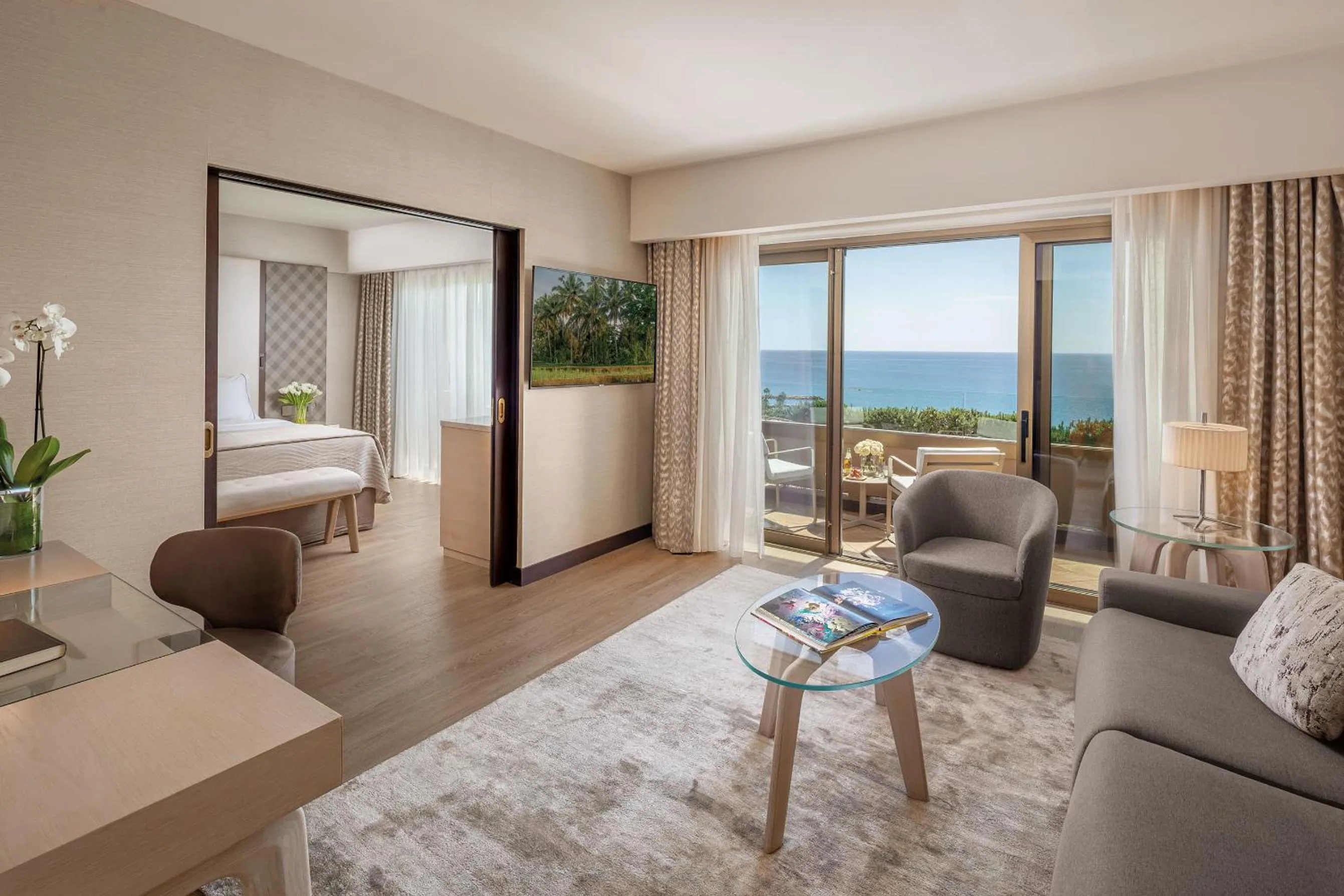 Living room, Bed in Four Seasons Hotel