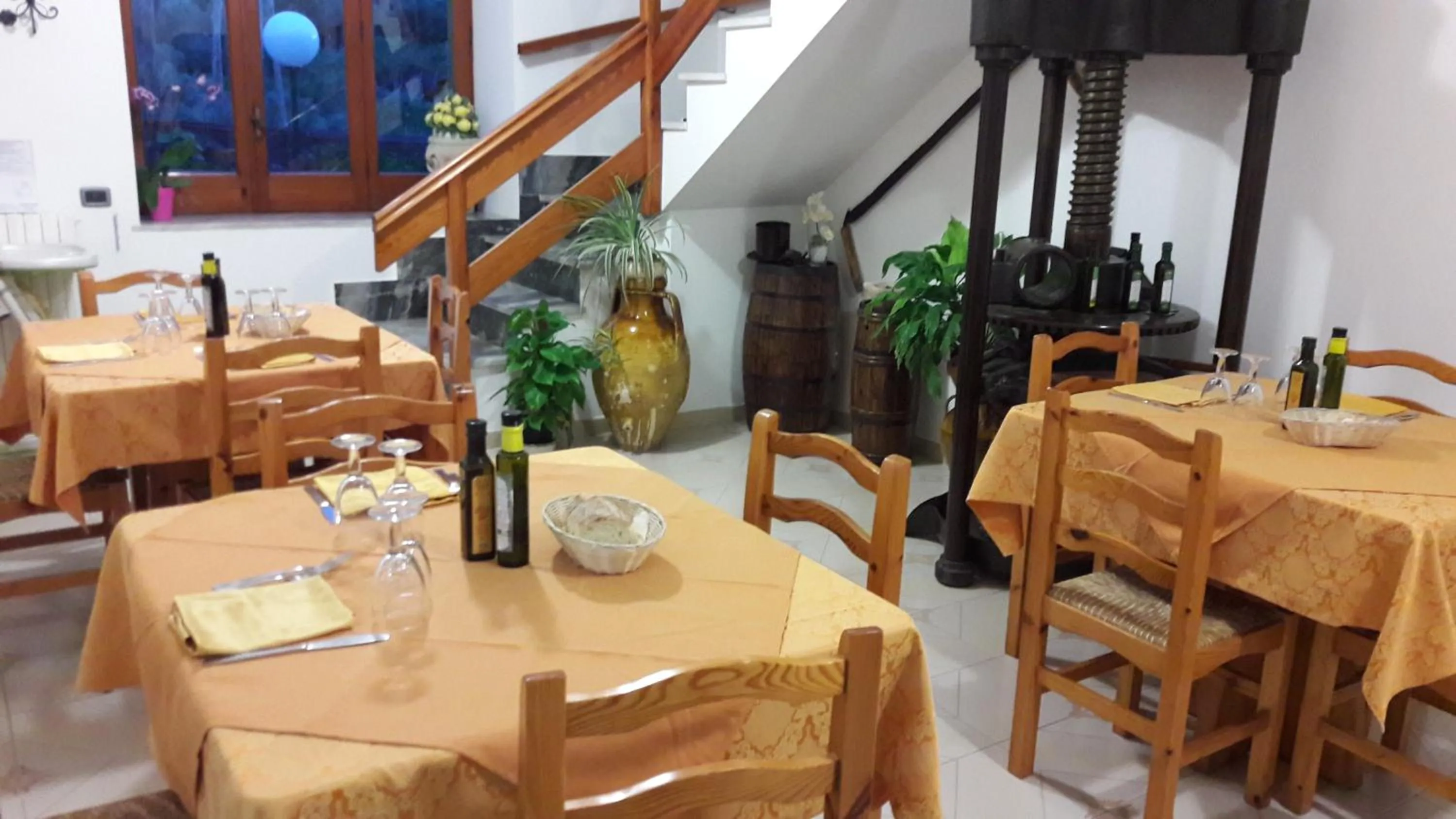 Restaurant/places to eat in Agriturismo La Lobra