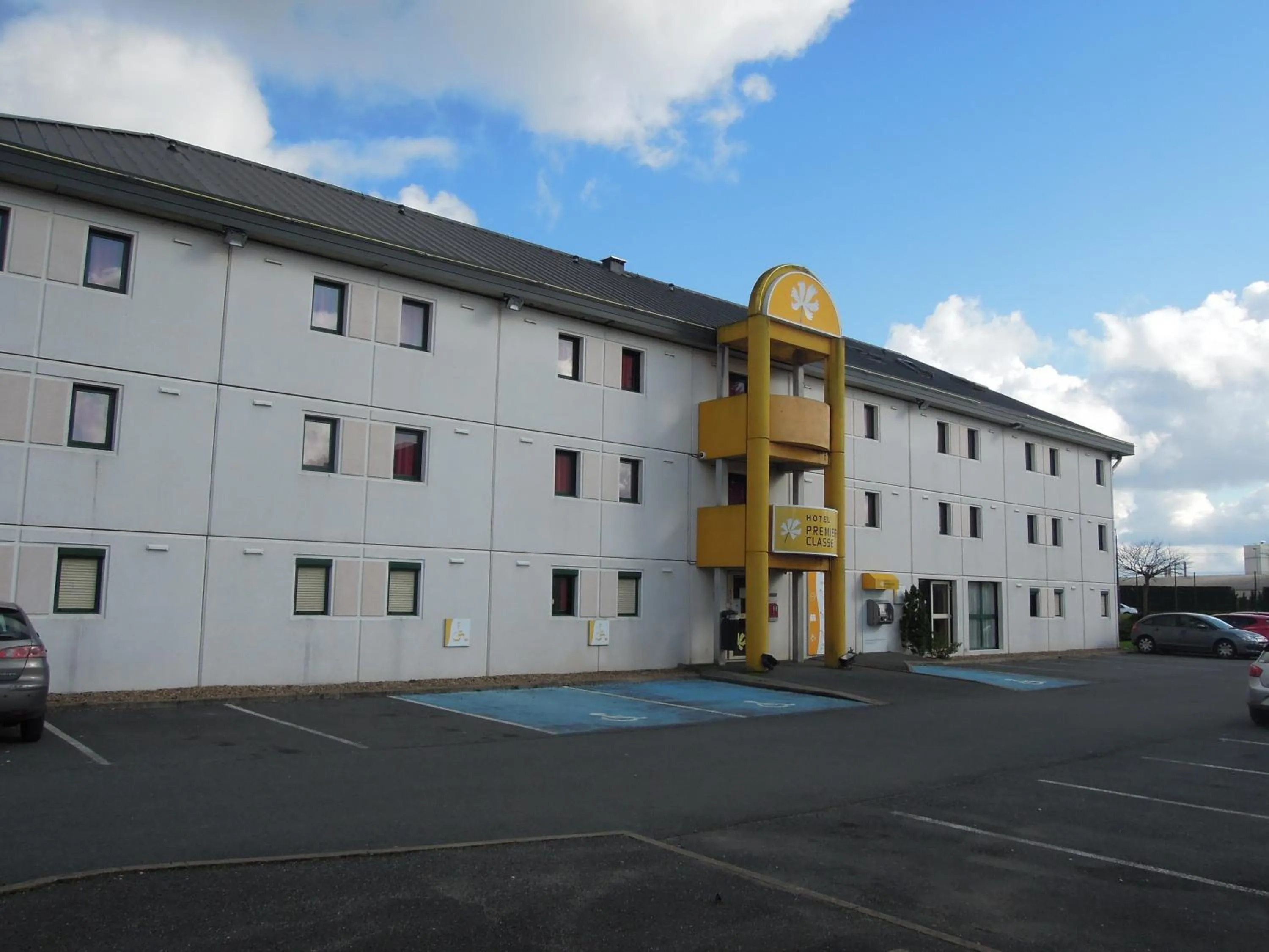 Facade/entrance in Premiere Classe Orleans Ouest - La Chapelle St Mesmin
