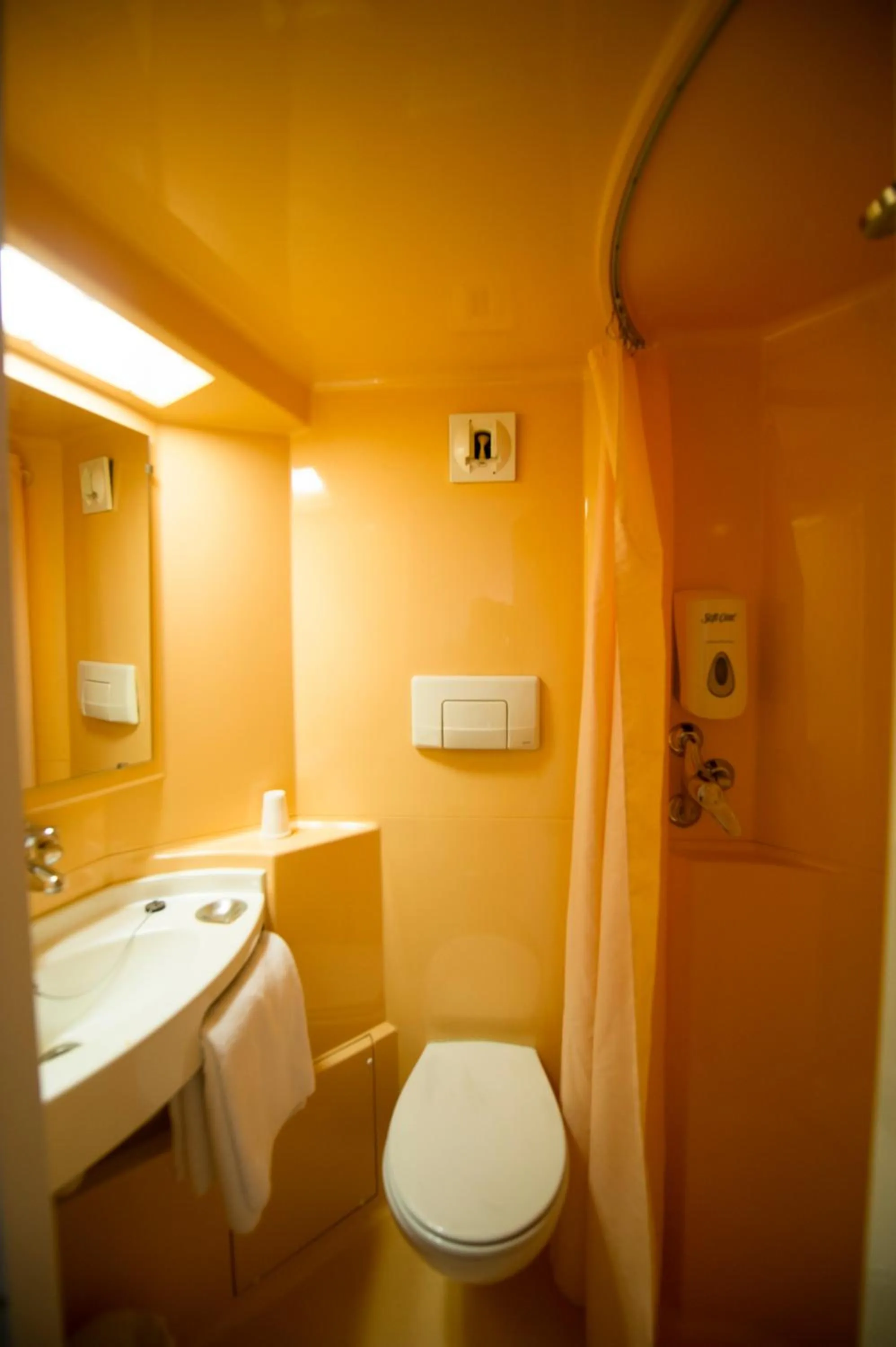 Bathroom in Premiere Classe Orleans Ouest - La Chapelle St Mesmin