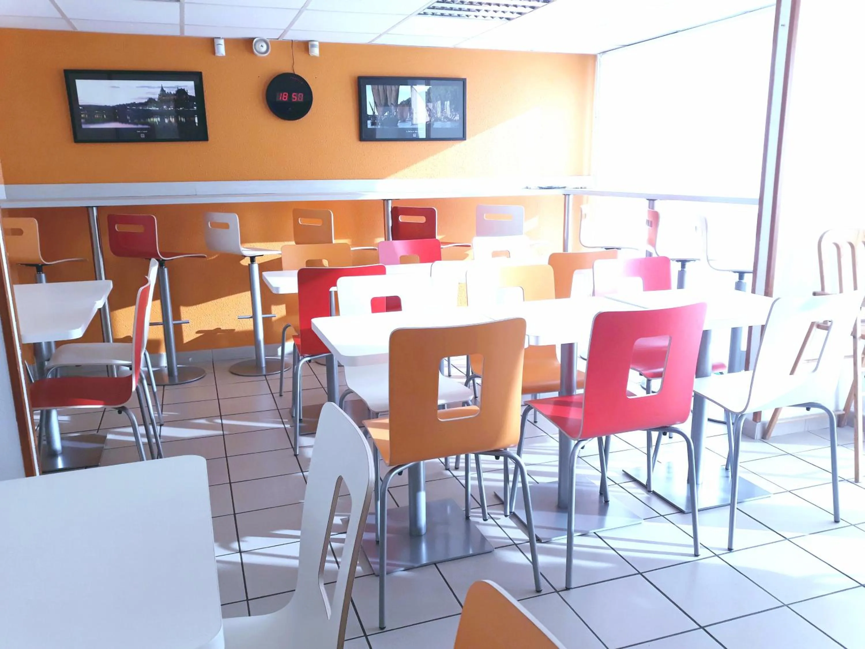 Communal lounge/ TV room in Premiere Classe Orleans Ouest - La Chapelle St Mesmin